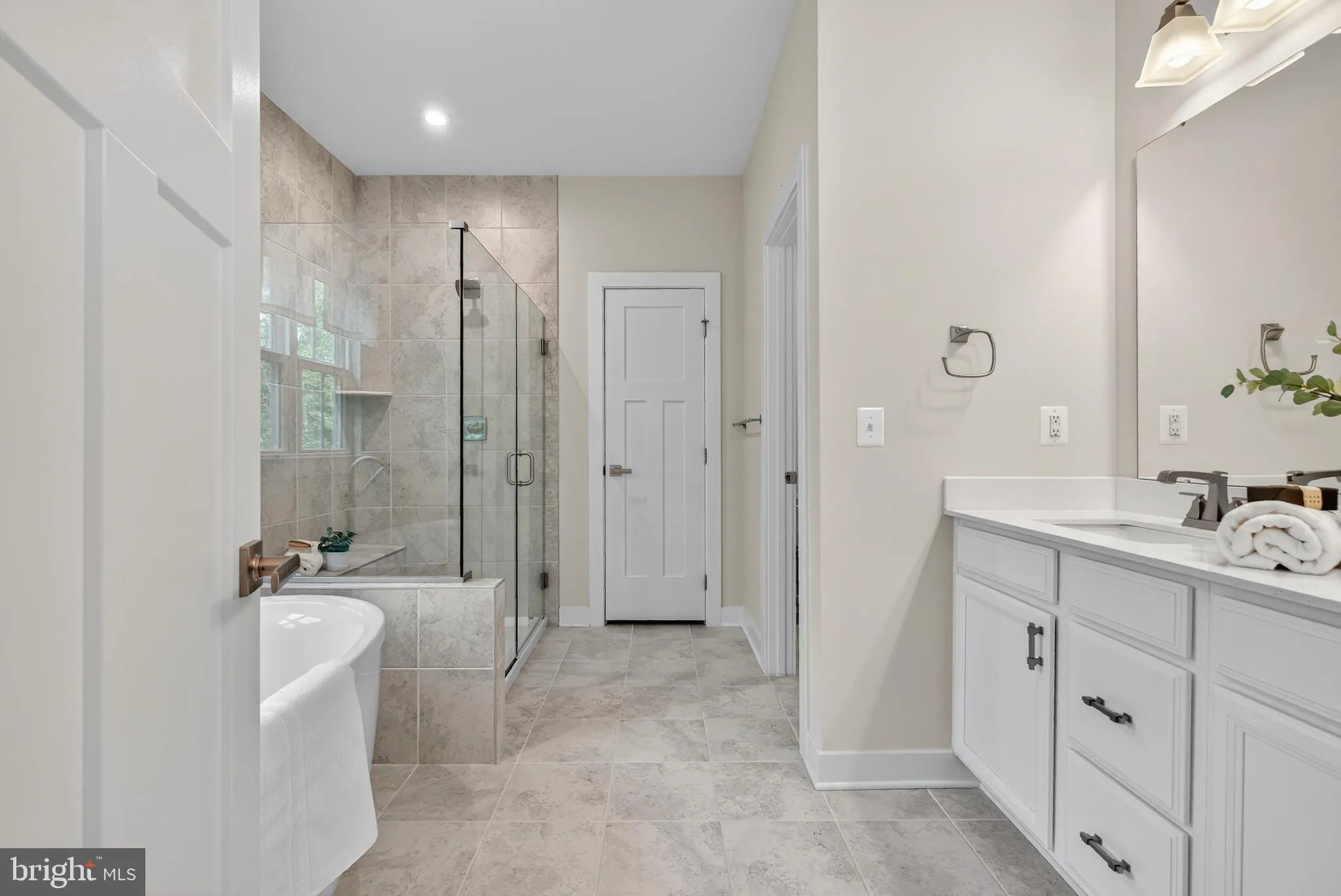 Aldie, Virginia 20105, United States, 4 Bedrooms Bedrooms, ,5 BathroomsBathrooms,Residential,Contingent,201381