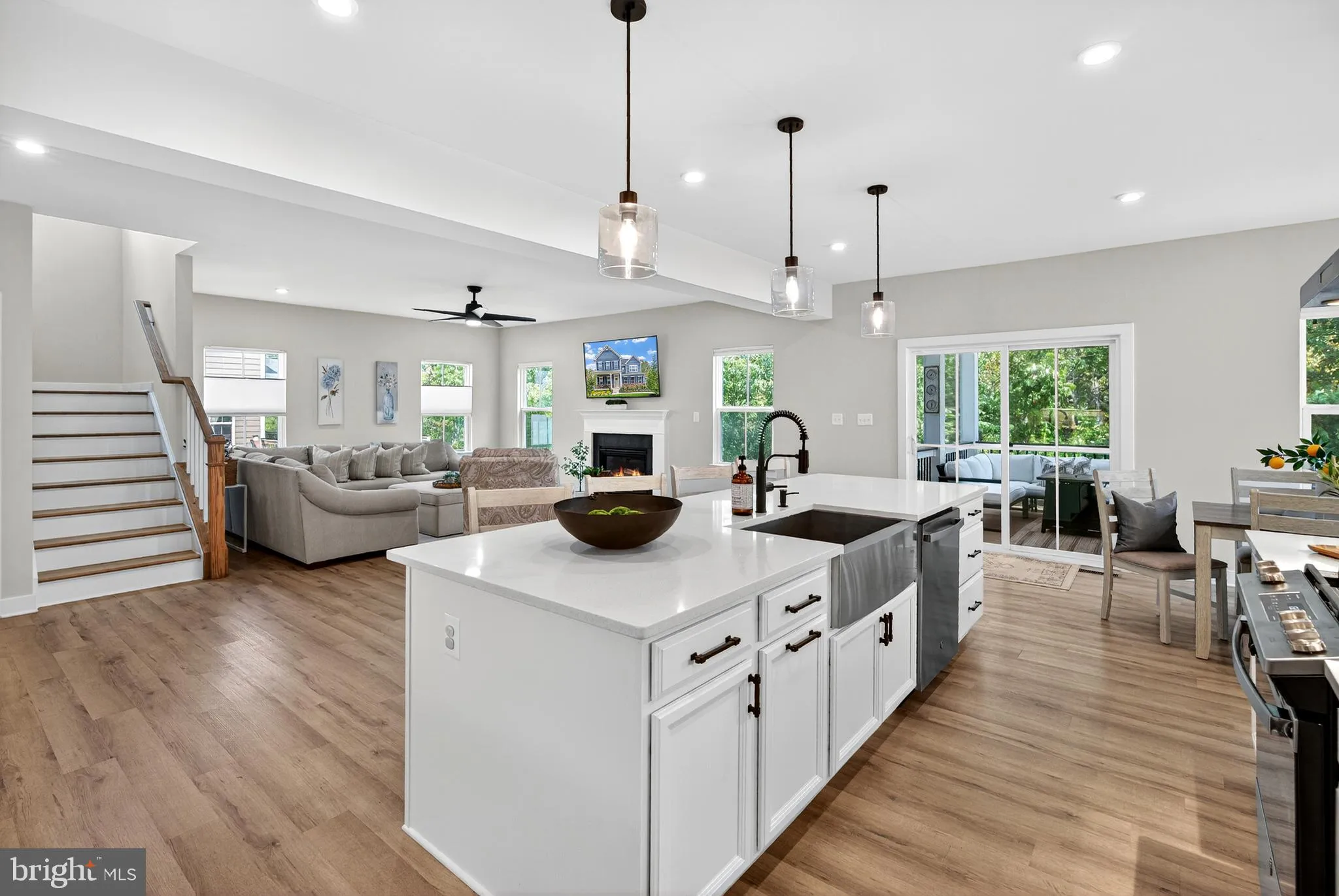 Aldie, Virginia 20105, United States, 4 Bedrooms Bedrooms, ,5 BathroomsBathrooms,Residential,Contingent,201381