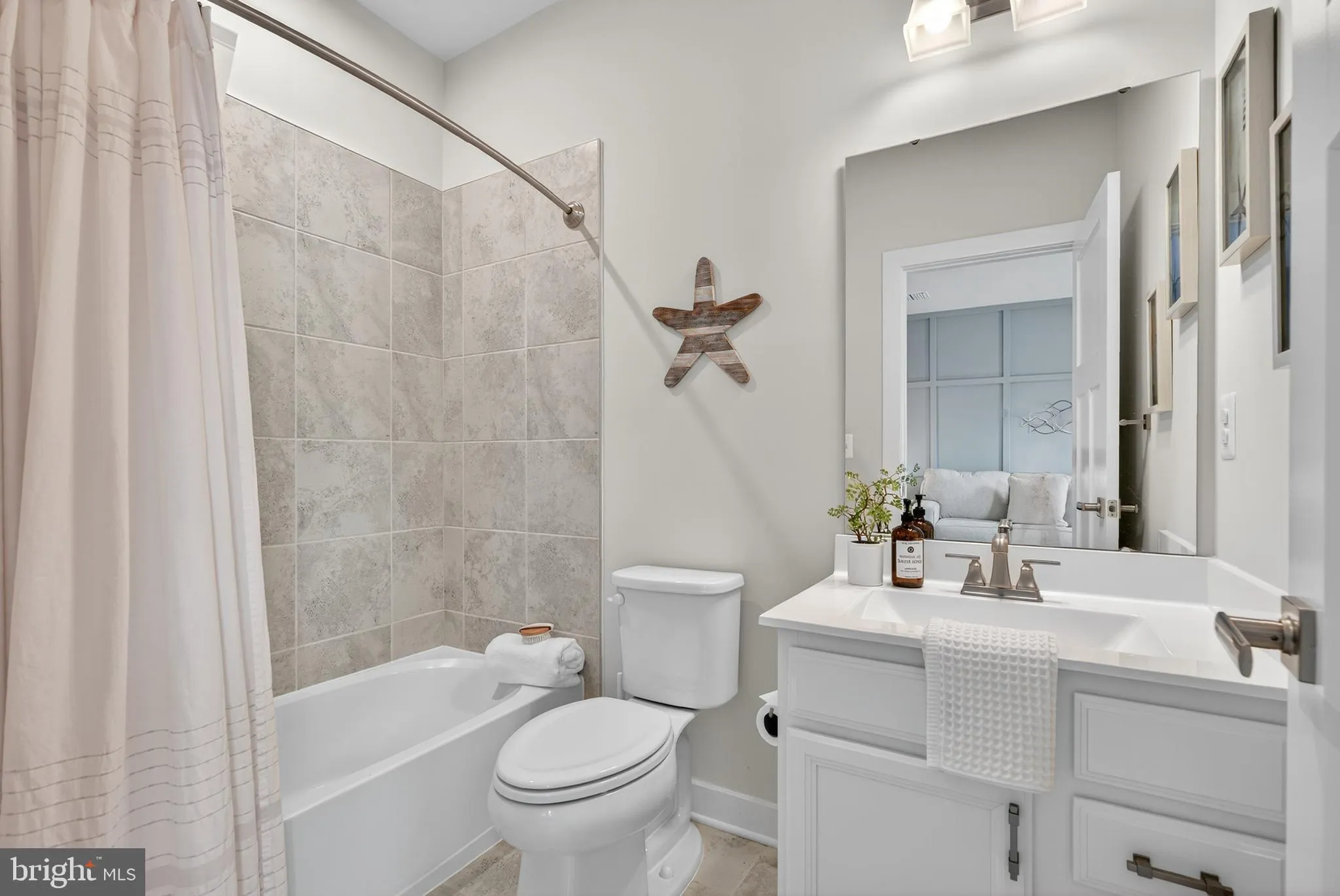 Aldie, Virginia 20105, United States, 4 Bedrooms Bedrooms, ,5 BathroomsBathrooms,Residential,Contingent,201381