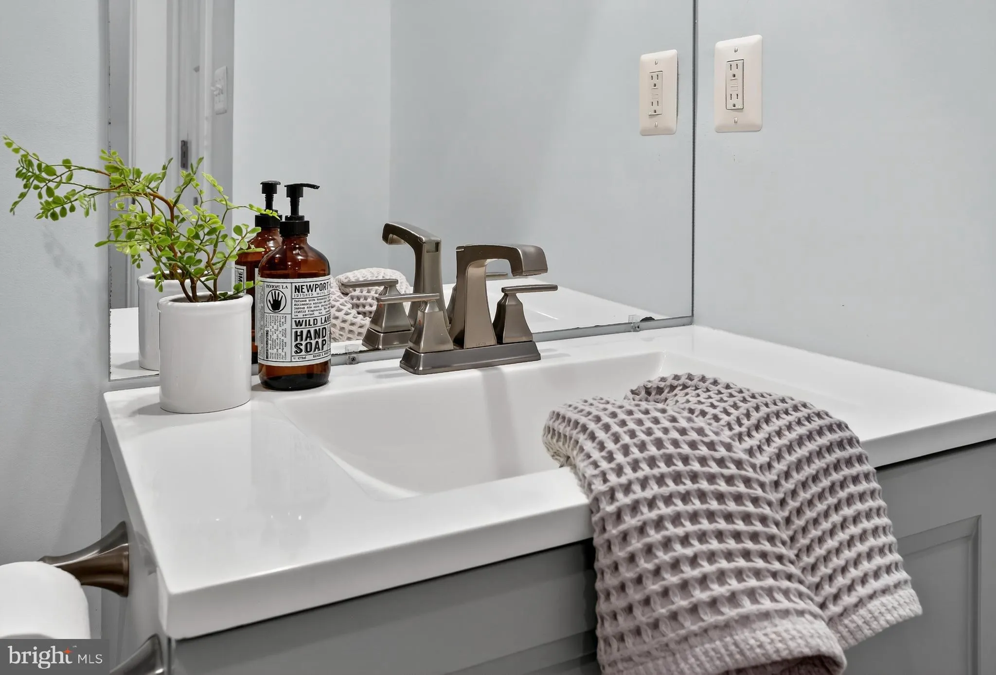 Aldie, Virginia 20105, United States, 4 Bedrooms Bedrooms, ,5 BathroomsBathrooms,Residential,Contingent,201381