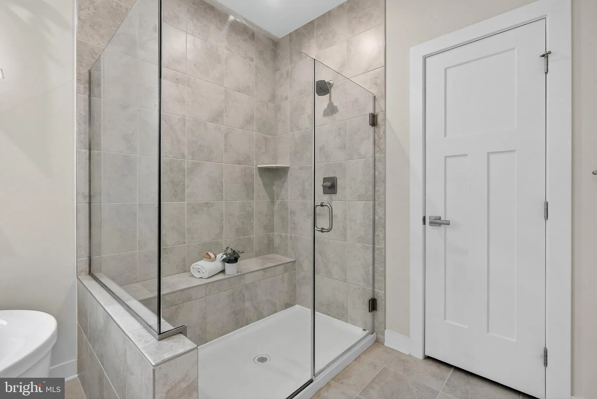 Aldie, Virginia 20105, United States, 4 Bedrooms Bedrooms, ,5 BathroomsBathrooms,Residential,Contingent,201381