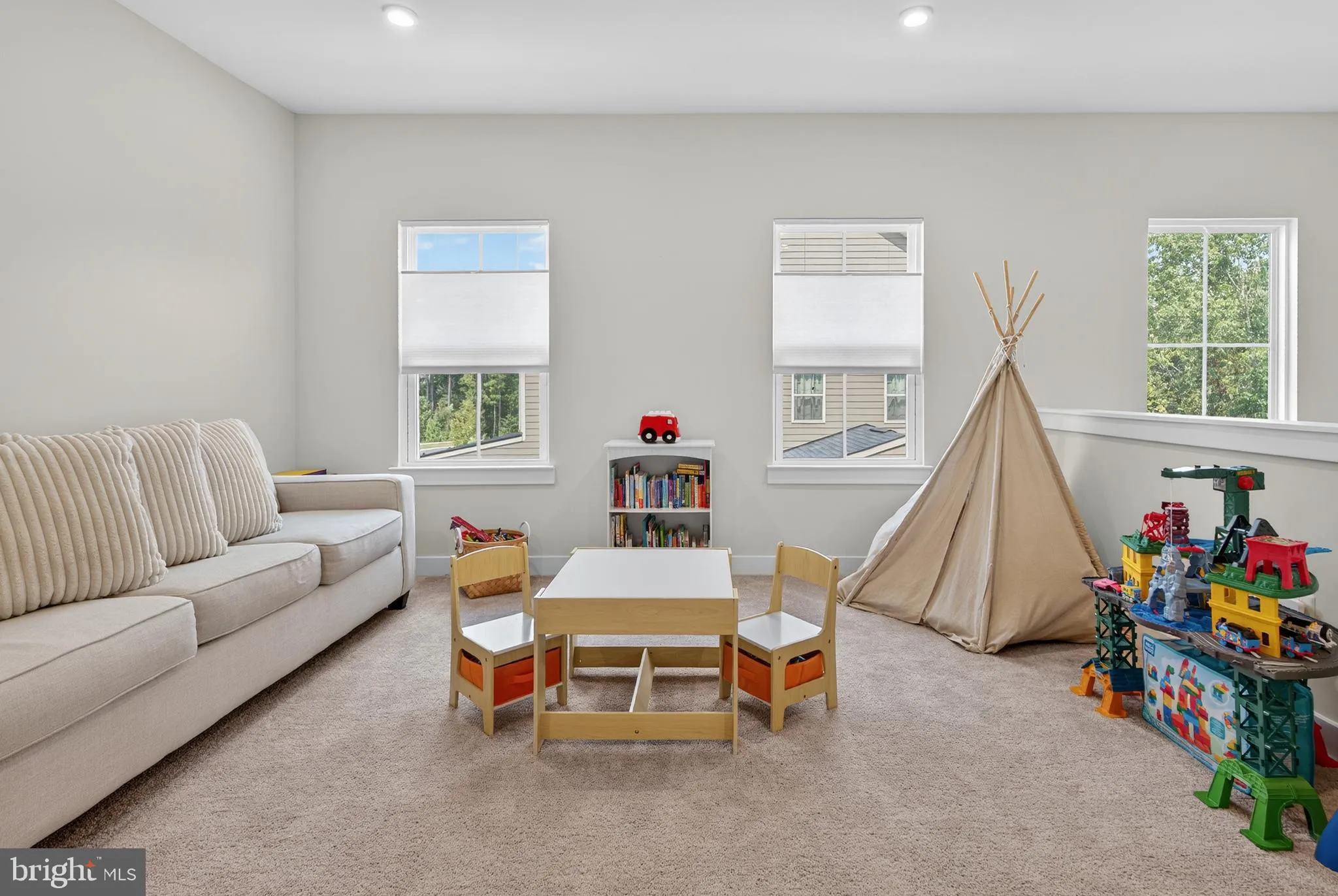 Aldie, Virginia 20105, United States, 4 Bedrooms Bedrooms, ,5 BathroomsBathrooms,Residential,Contingent,201381