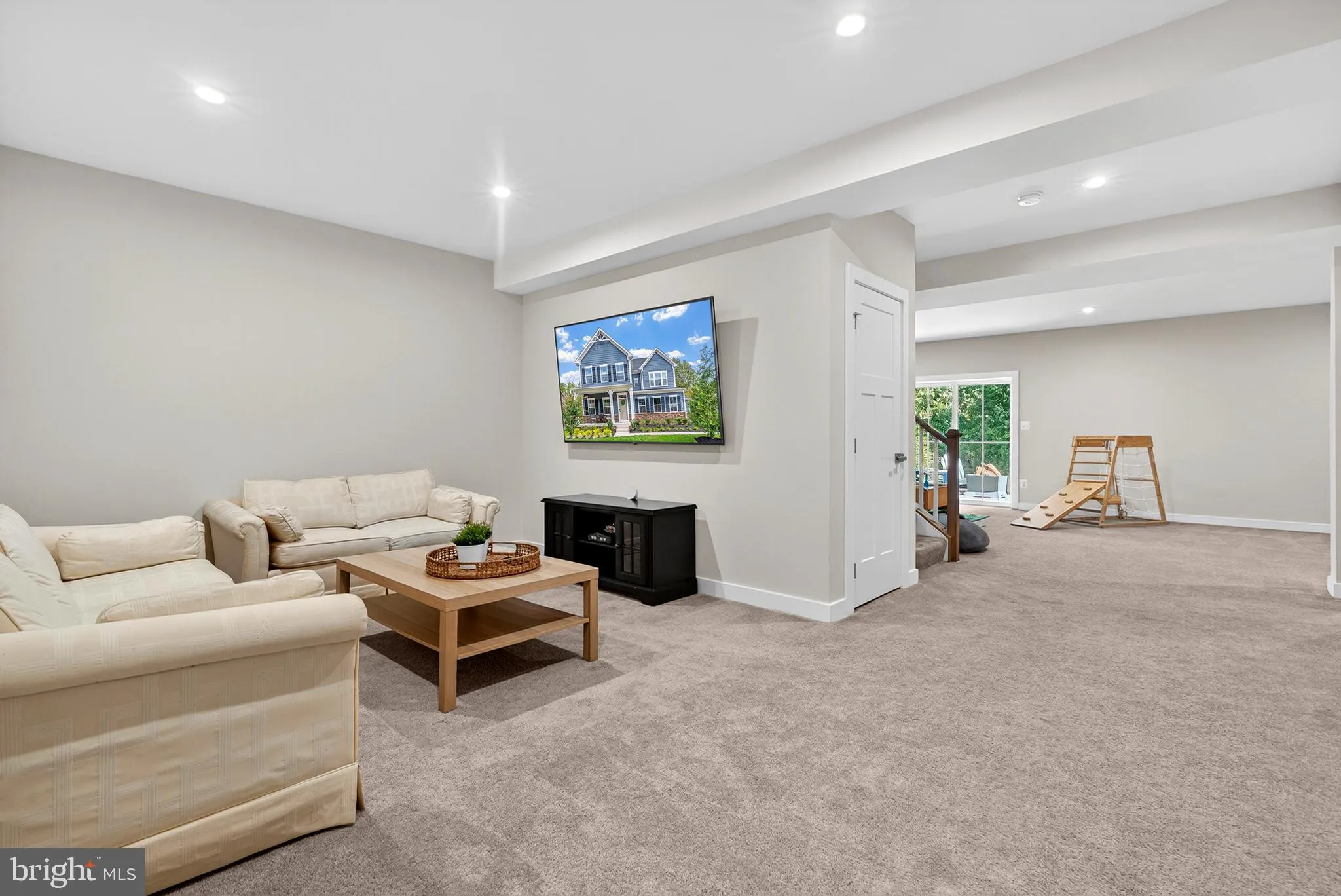 Aldie, Virginia 20105, United States, 4 Bedrooms Bedrooms, ,5 BathroomsBathrooms,Residential,Contingent,201381