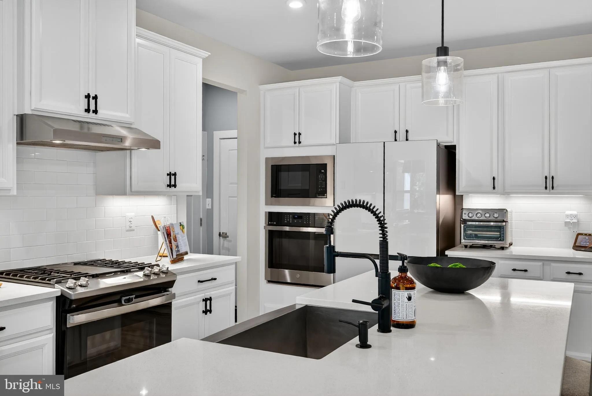 Aldie, Virginia 20105, United States, 4 Bedrooms Bedrooms, ,5 BathroomsBathrooms,Residential,Contingent,201381