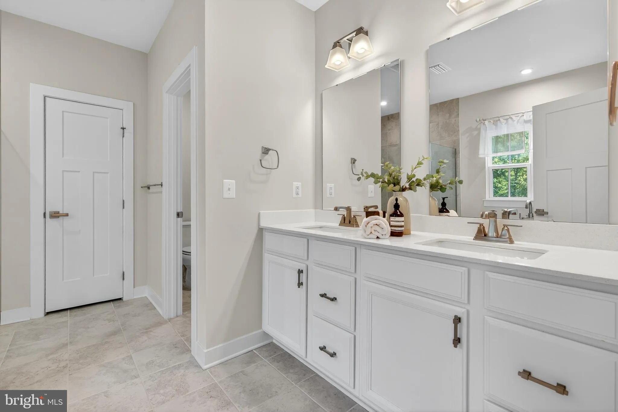 Aldie, Virginia 20105, United States, 4 Bedrooms Bedrooms, ,5 BathroomsBathrooms,Residential,Contingent,201381