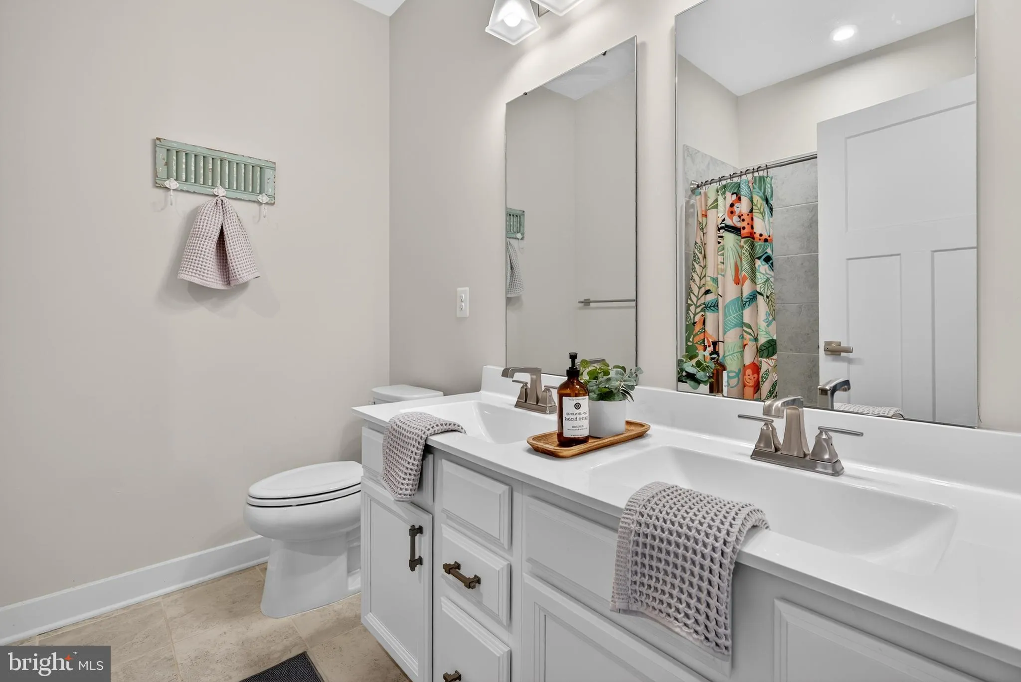 Aldie, Virginia 20105, United States, 4 Bedrooms Bedrooms, ,5 BathroomsBathrooms,Residential,Contingent,201381