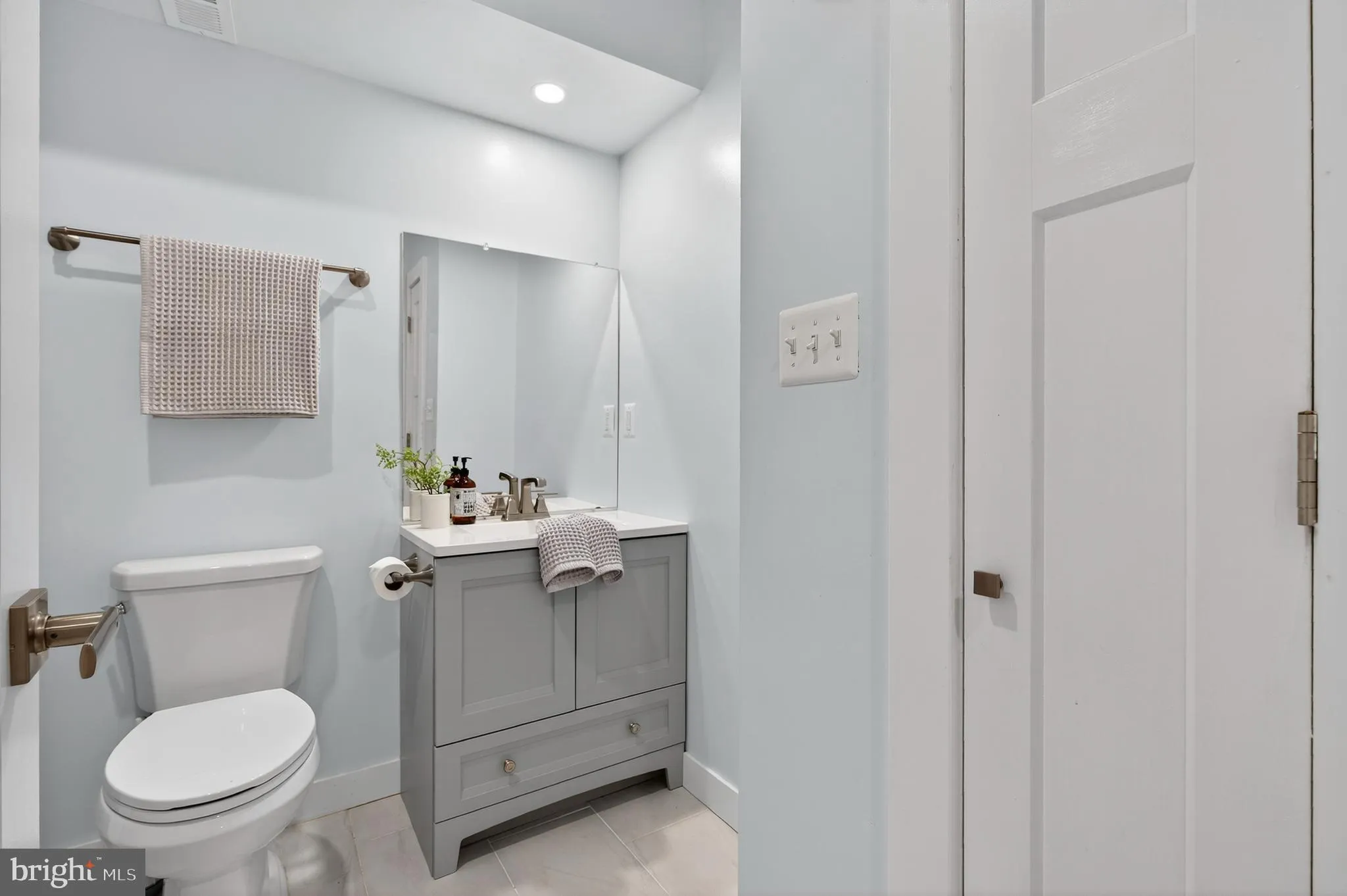 Aldie, Virginia 20105, United States, 4 Bedrooms Bedrooms, ,5 BathroomsBathrooms,Residential,Contingent,201381