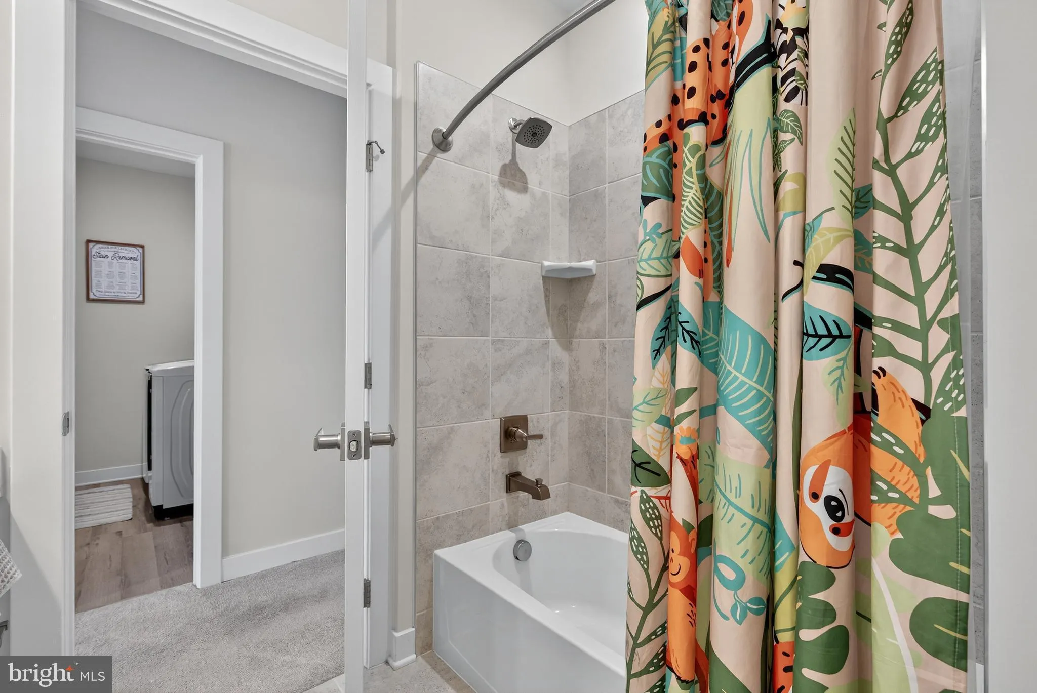 Aldie, Virginia 20105, United States, 4 Bedrooms Bedrooms, ,5 BathroomsBathrooms,Residential,Contingent,201381