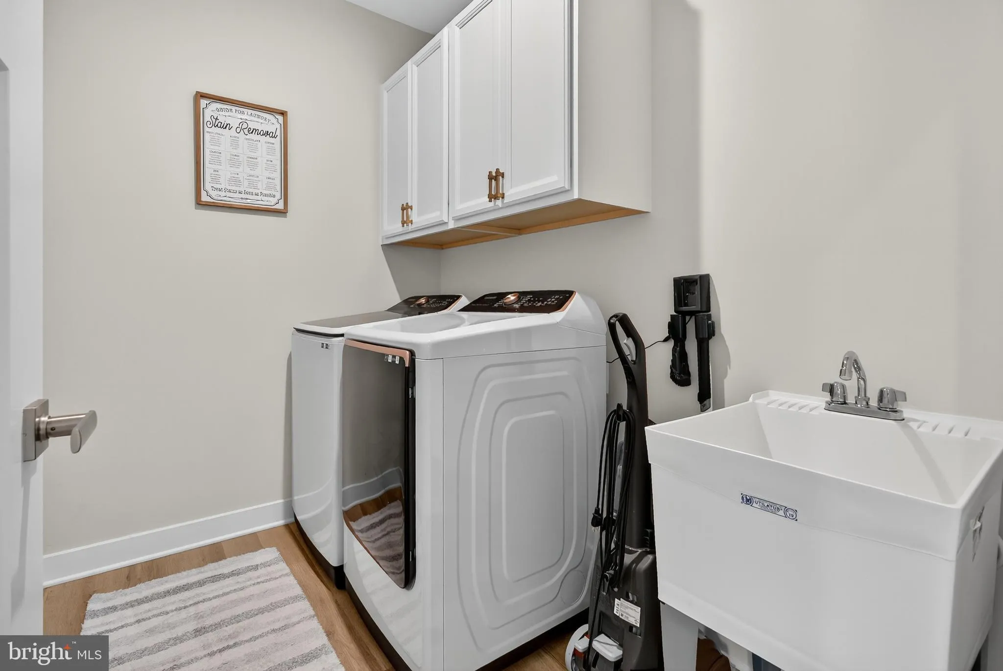 Aldie, Virginia 20105, United States, 4 Bedrooms Bedrooms, ,5 BathroomsBathrooms,Residential,Contingent,201381