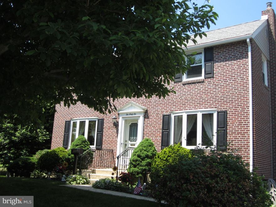 3 BR Brick Colonial in desirable Colonial Park awaiting your decorating touches.  Formal LR & DR with bay windows, extra large kitchen/family room addition with sliders and door to rear deck.  2nd floor features 3 bedrooms and ct hall bath.  Hardwood floors t/o, ceramic tile in kitchen & parquet in FR.  Basement-paneled rec room plus lg utility room/laundry.  Updates include newer Roof, windows, siding, hot water heater & 150 amp electric service plus perimeter drain and sump pump.