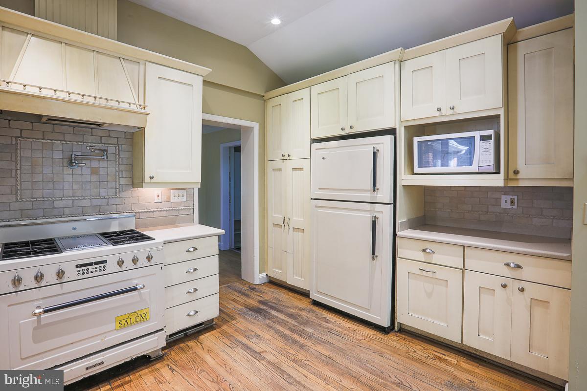 WORTHINGTON HILL - Residential