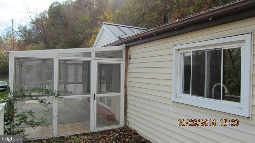 ON THE BEAUTIFUL SHENANDOAH RIVER! Full time living or weekend retreat. Spacious with 2 bedrooms, 2 baths, rec room,  metal roof and  sun room. Home NOT in flood zone. 2 parcels totaling 1.09 +/- acre.  Shared driveway and well water is shared with two other houses so  Cash or Conventional loan only.