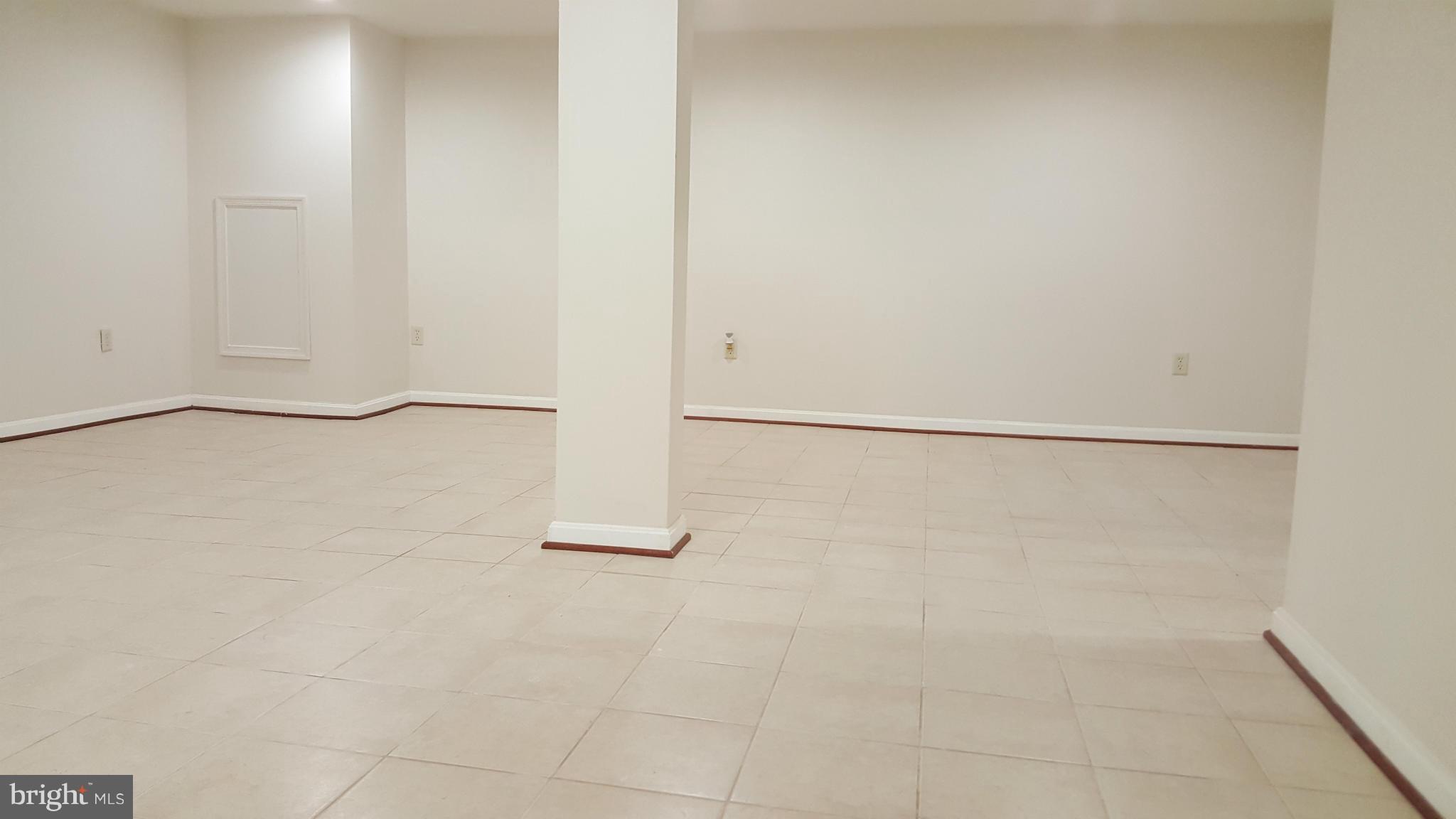 COUNTRY CLUB MANOR - Residential Lease