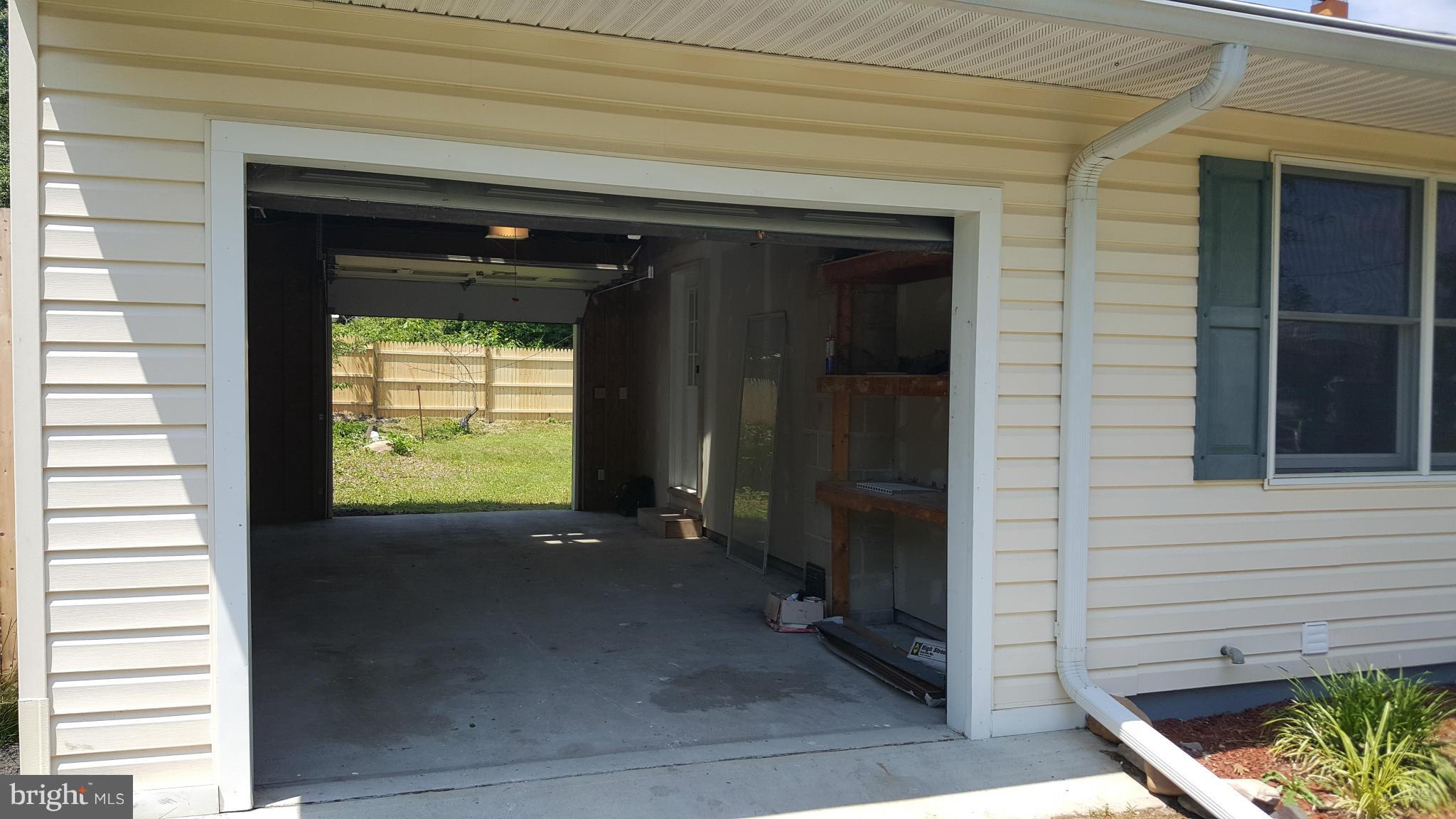 COUNTRY CLUB MANOR - Residential Lease