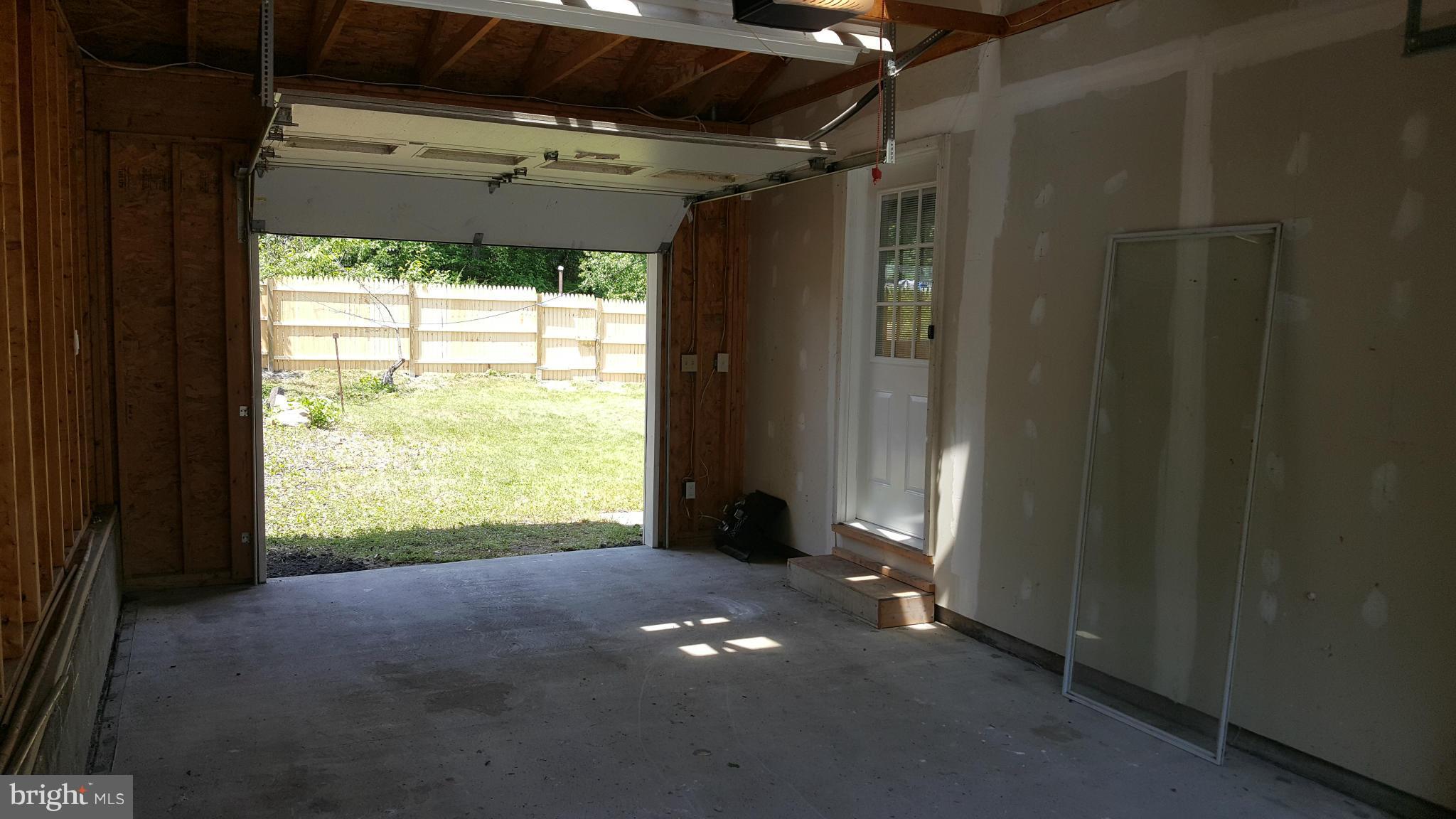 COUNTRY CLUB MANOR - Residential Lease