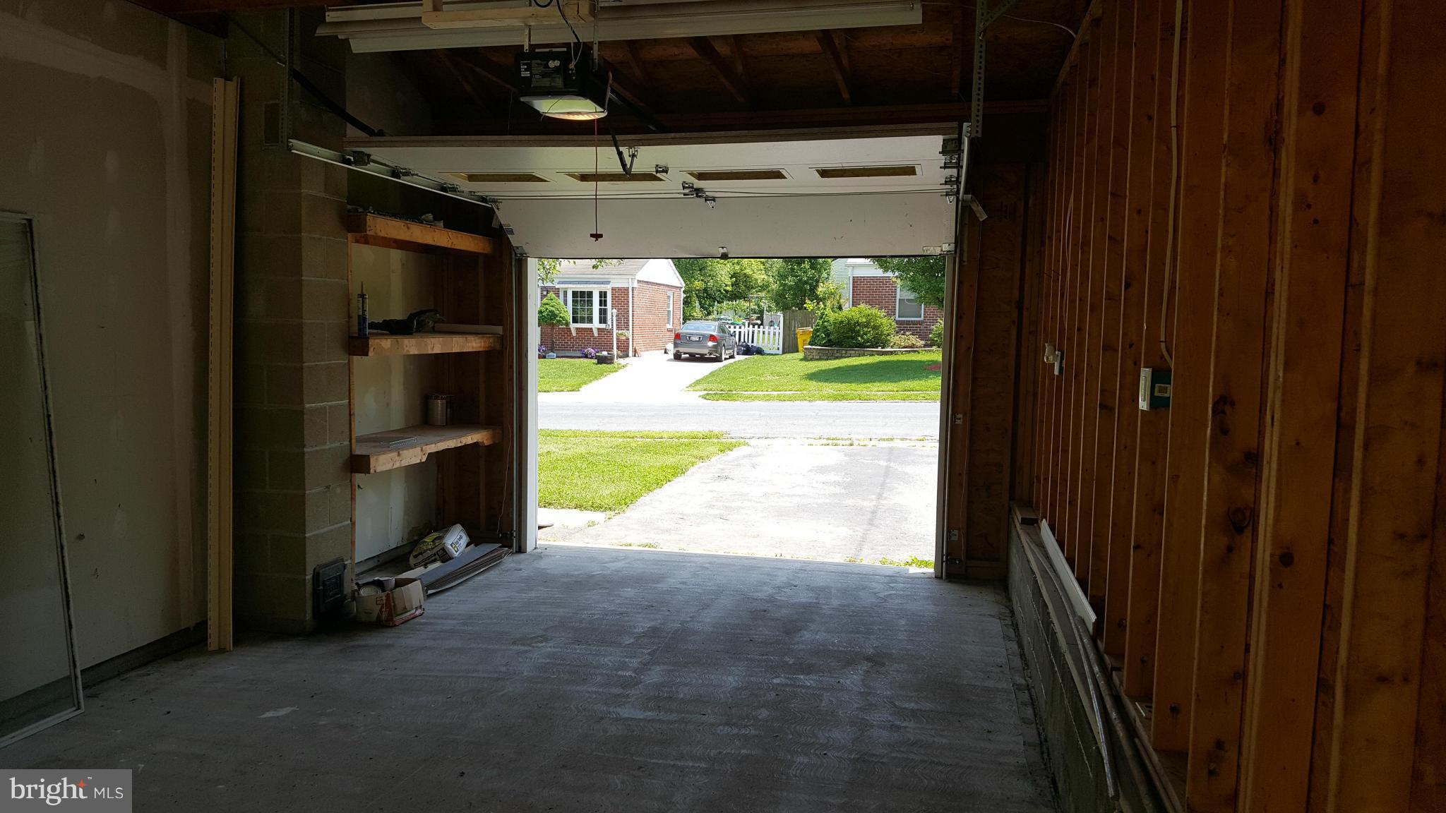 COUNTRY CLUB MANOR - Residential Lease