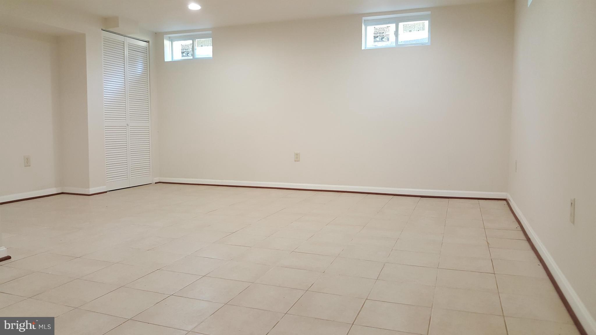 COUNTRY CLUB MANOR - Residential Lease