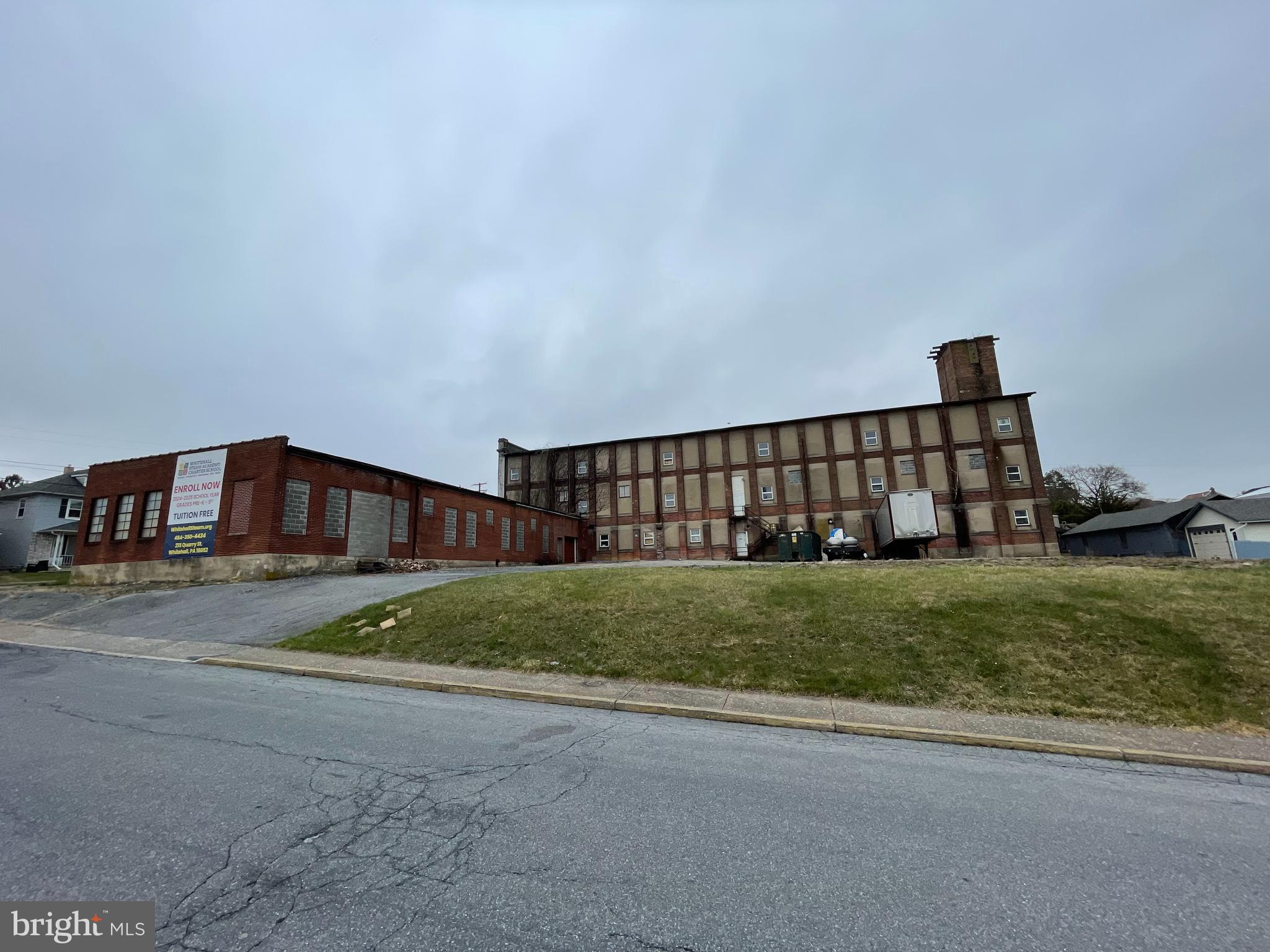 Main image without alt text