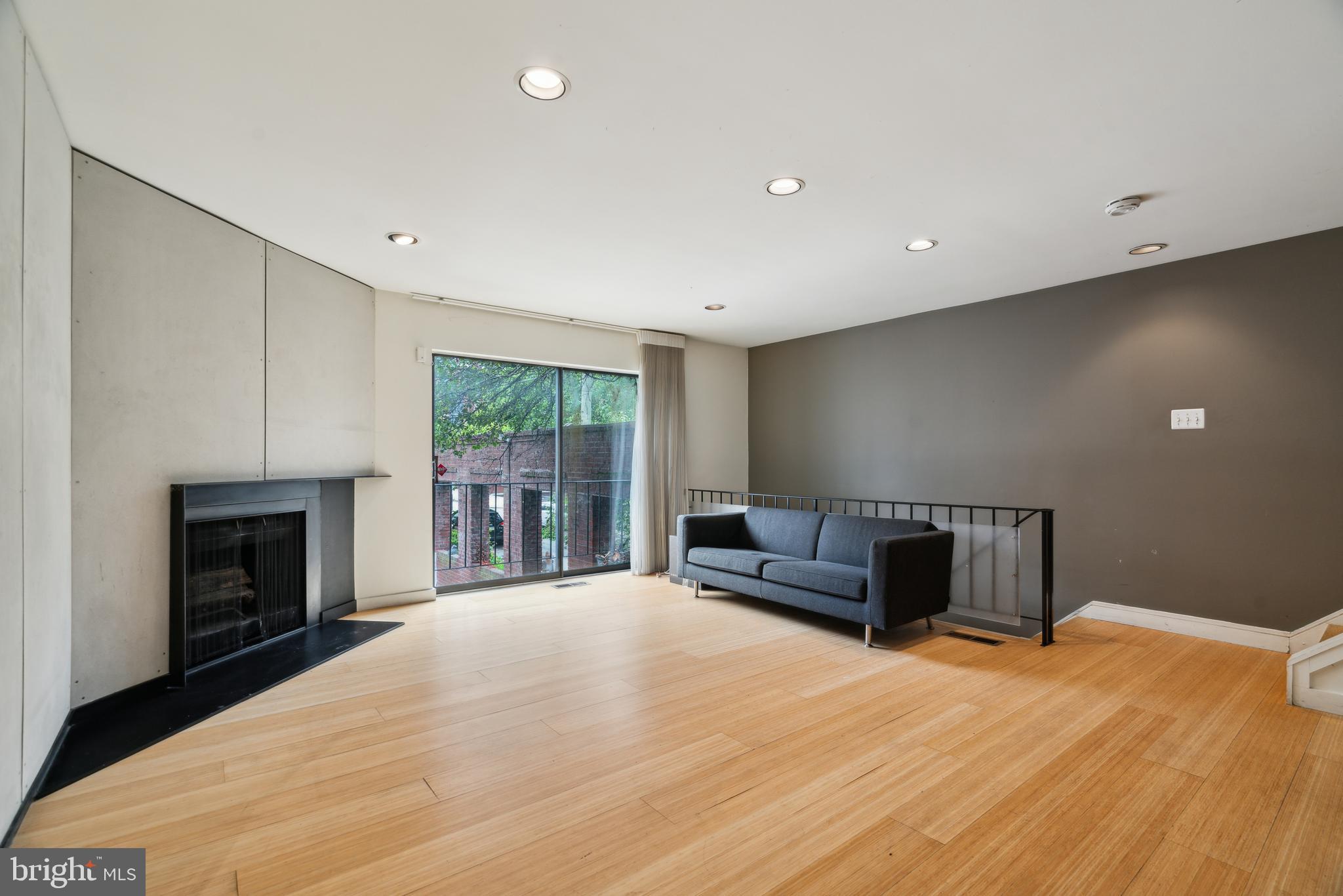 2213 RACE STREET 25 202