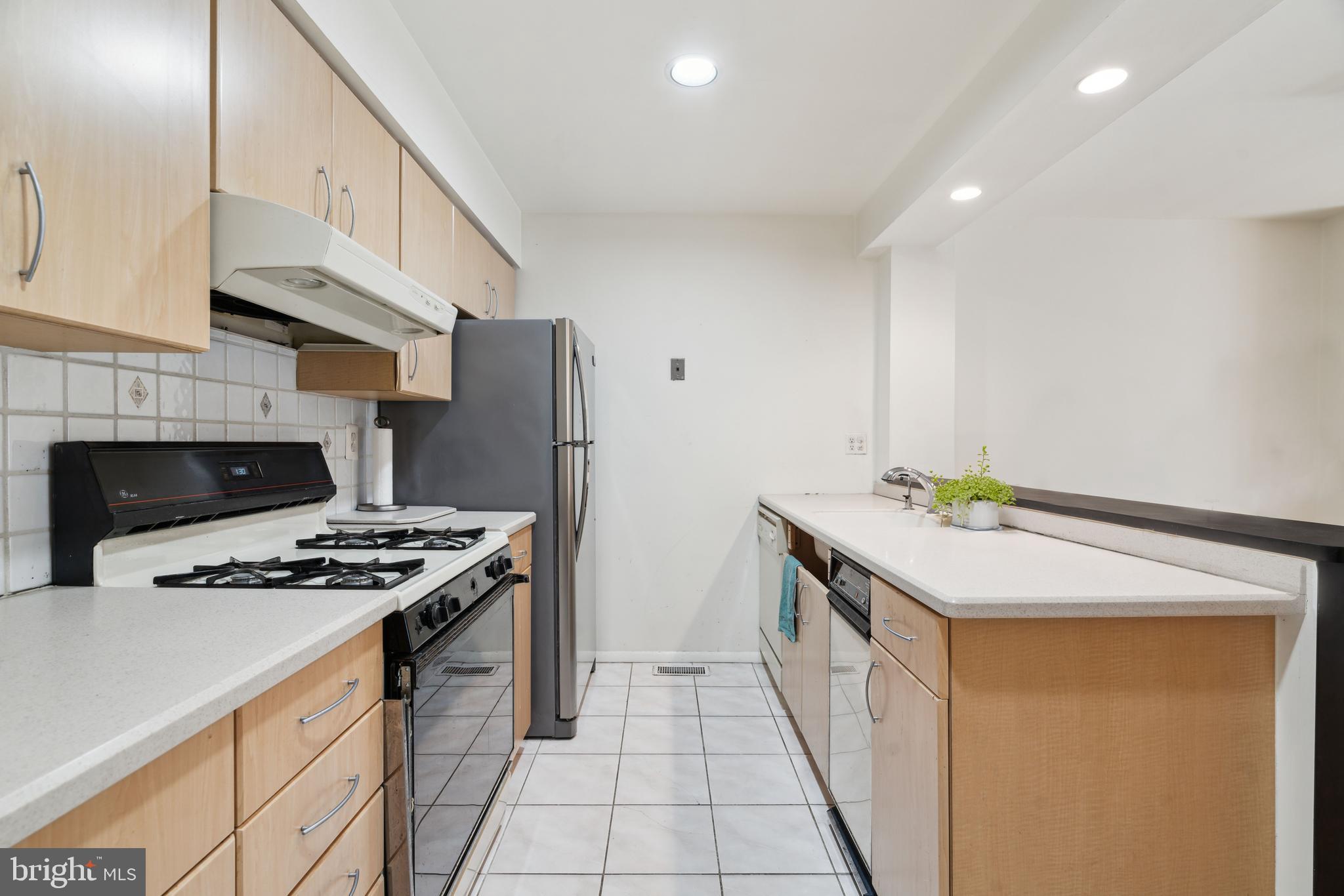 LOGAN SQUARE - Residential