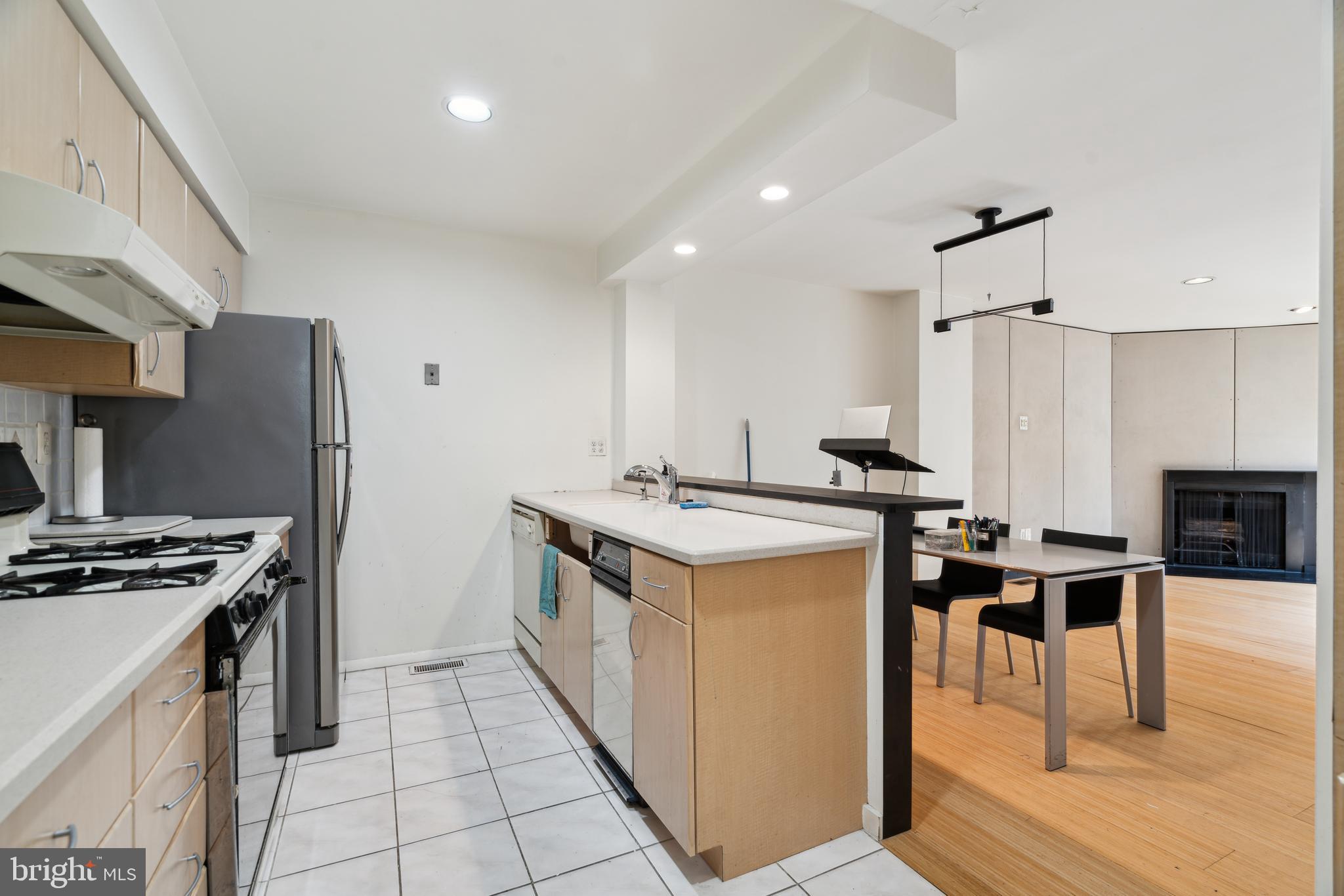 LOGAN SQUARE - Residential