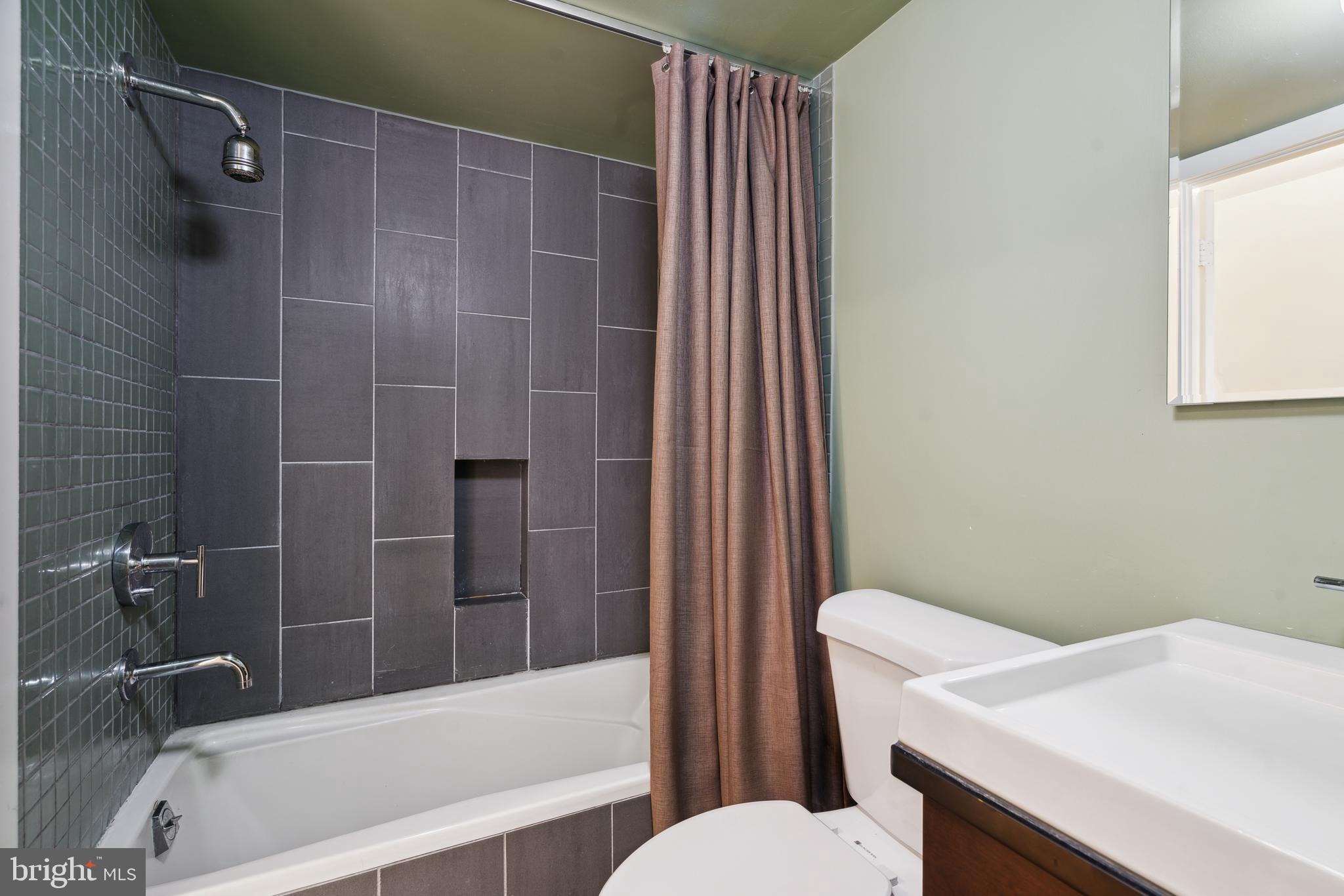 LOGAN SQUARE - Residential