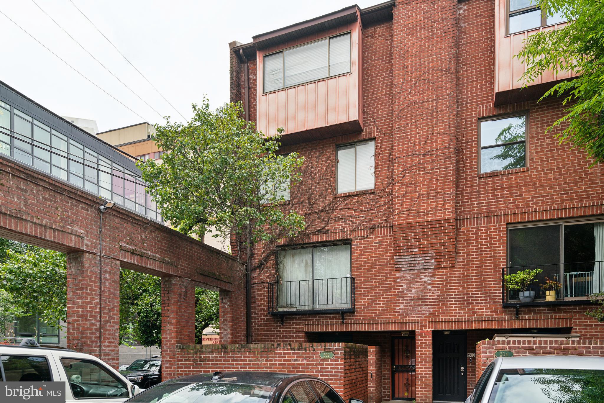 LOGAN SQUARE - Residential