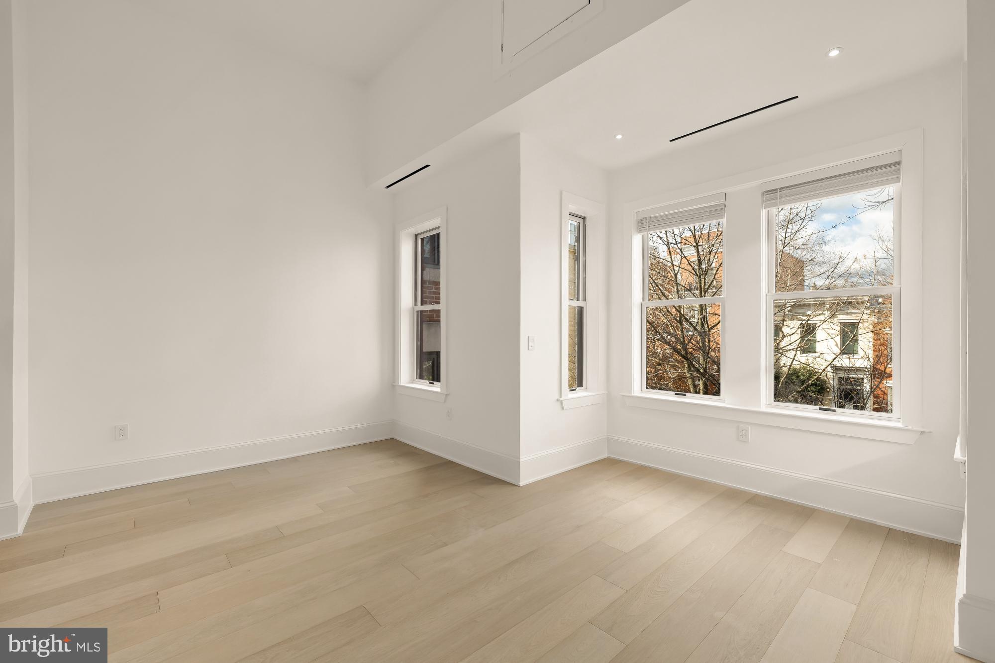 CAPITOL HILL - Commercial Sale