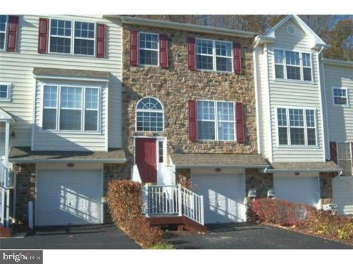 Beautiful 3BR, 2.5BA Townhome in Desirable Charlestown Oaks – Great Valley School District
Welcome to this spacious 2,430 sq ft townhome located in the sought-after Charlestown Oaks community of Malvern, nestled in the top-ranked Great Valley School District. This home offers a perfect blend of comfort, style, and convenience, with walking trails, playgrounds, and a serene, family-friendly setting.
Key Features: 3 Bedrooms | 2.5 Bathrooms, Open-concept first floor with stunning hardwood floors through, Bright, eat-in kitchen with large pantry and access to private deck, Inviting living room with gas fireplace and wet bar — perfect for entertaining, Spacious master suite with walk-in closet and en-suite bath featuring a soaking tub, Upper-floor laundry for convenience, Finished entry-level space – great for home office or rec room, 1-car garage and private backyard area. Additional Details: Lease Term: Landlord prefers 2+ years
(1-year lease available upon request) Don’t miss your chance to live in one of Malvern’s most desirable neighborhoods, just minutes from local shops, dining, major highways, and corporate centers.