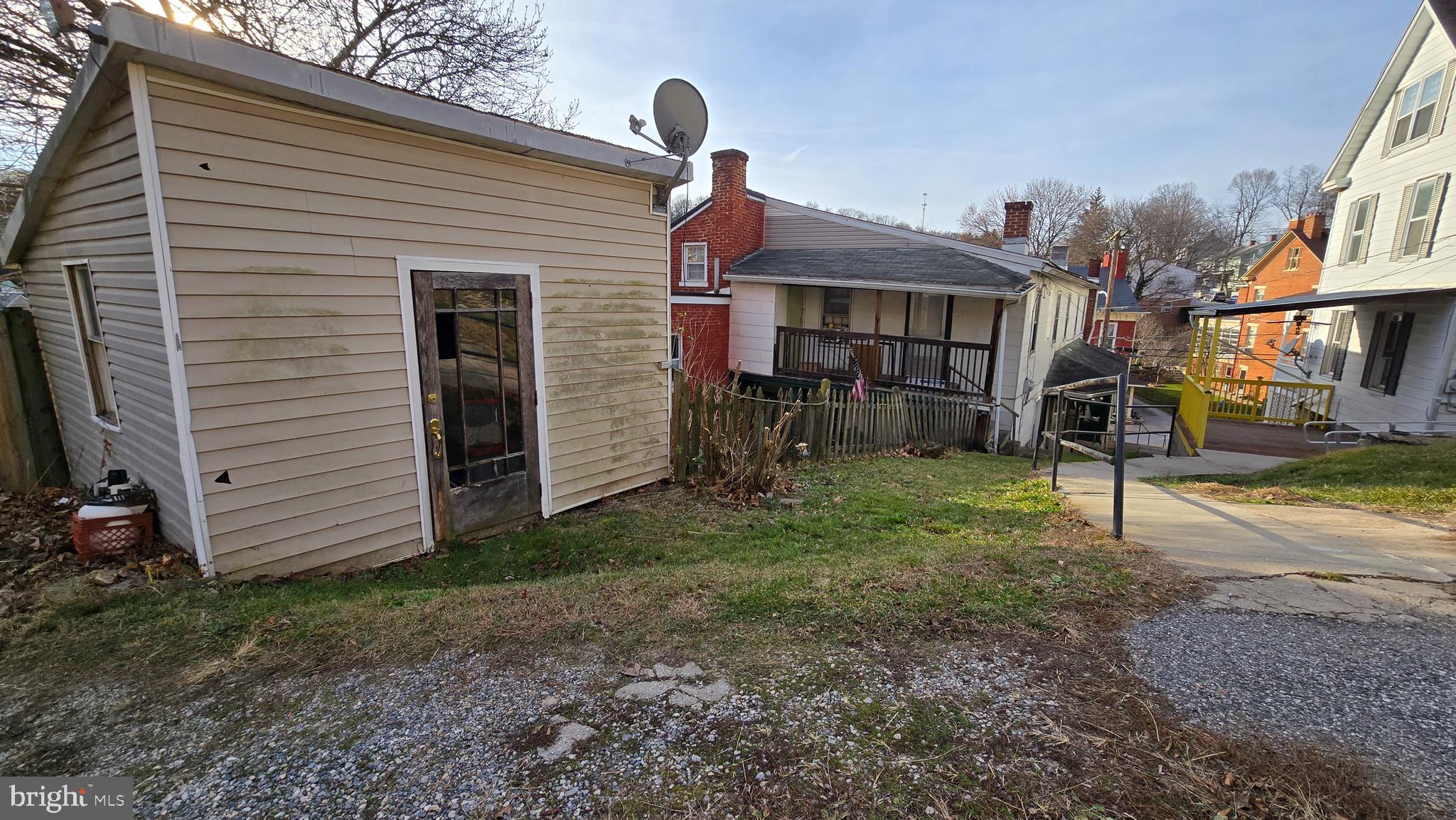 Main image without alt text