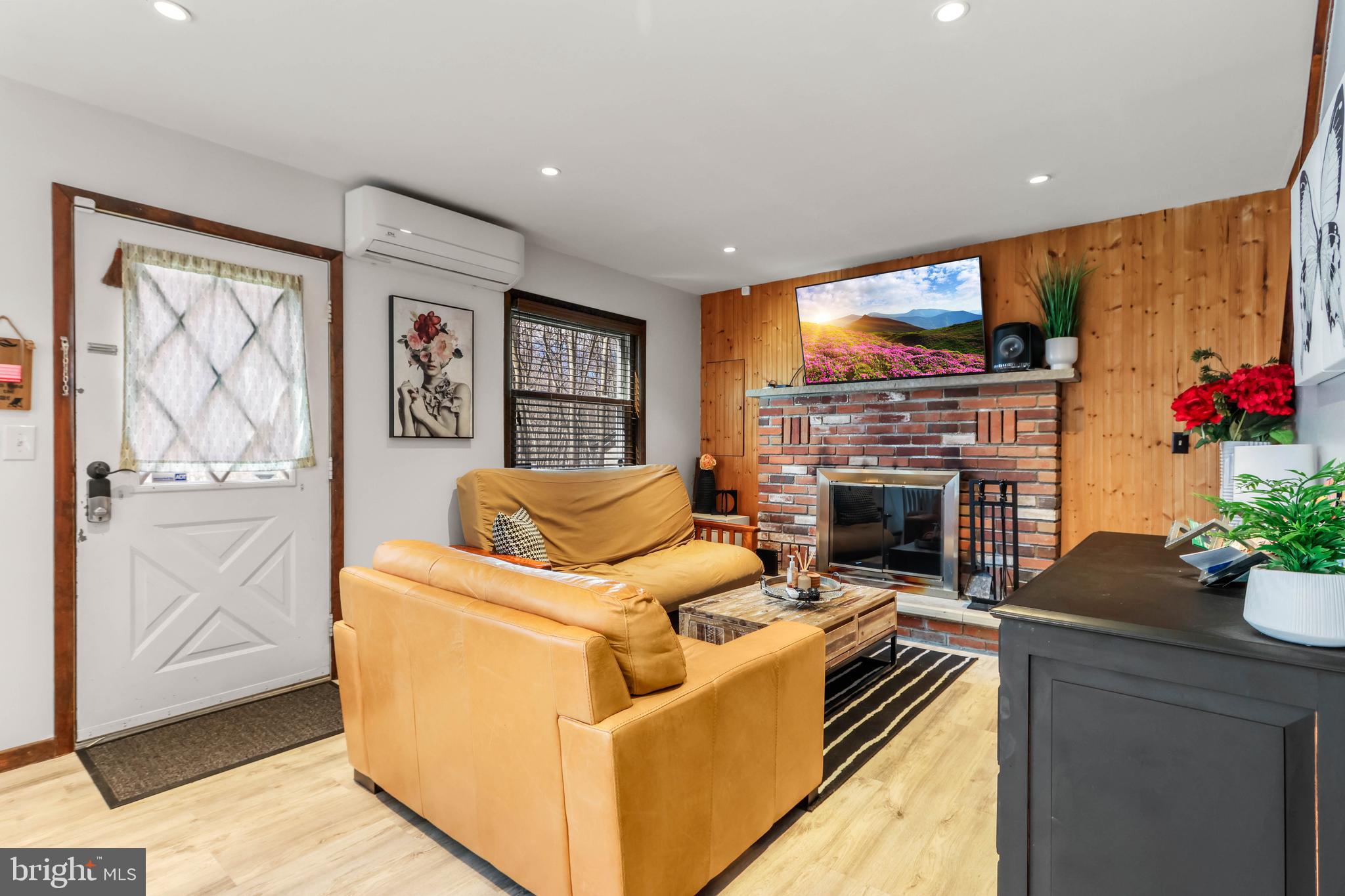 ARROWHEAD  LAKES - Residential