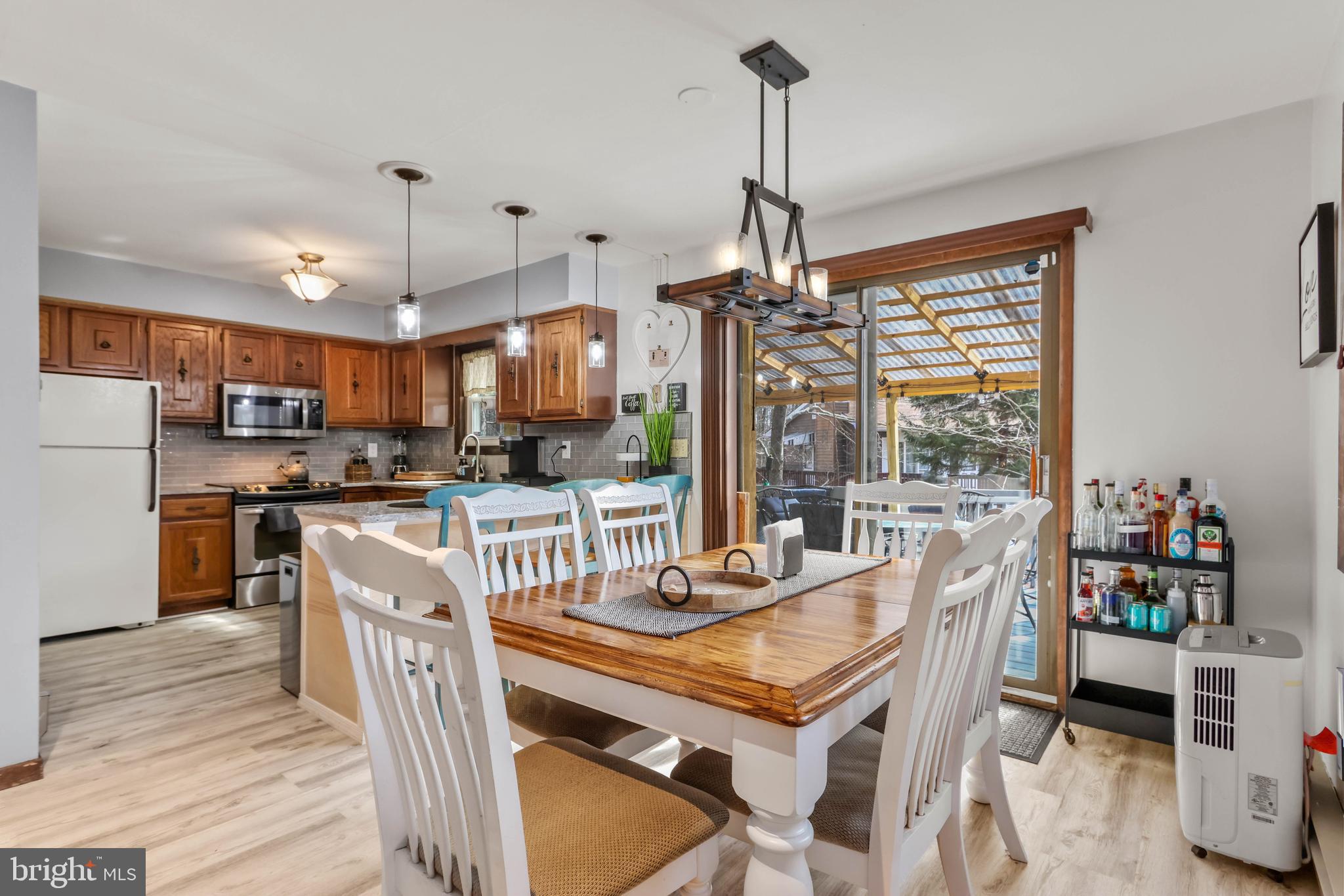 ARROWHEAD  LAKES - Residential