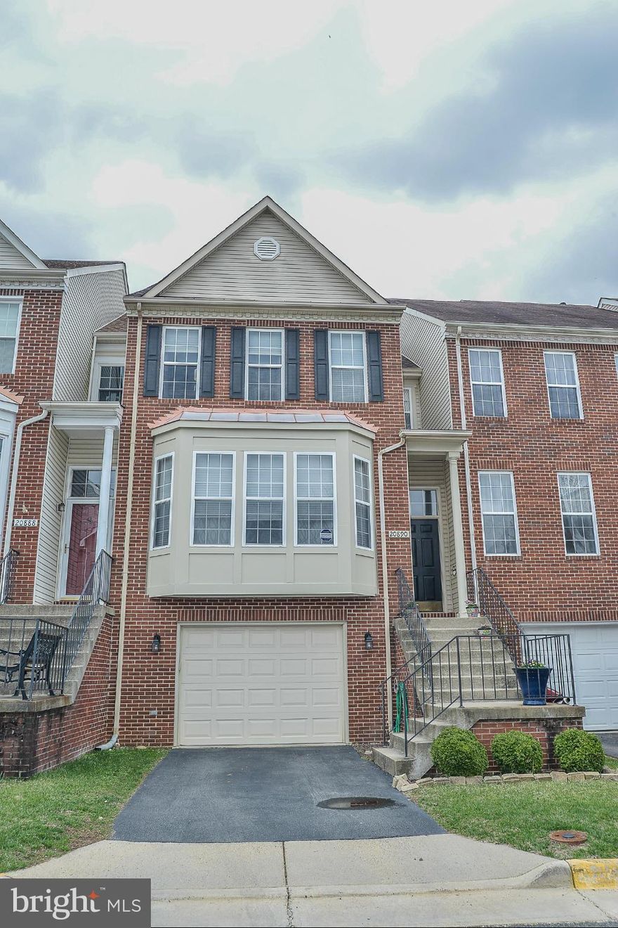 READY TO MOVE IN! MAPLE HWF'S BOAST THE ENTIRE MAIN! CHERRY CABNTS, GRANITE COUNTERS, ISLAND BAR, STNLESS STL APPLNCS MAKE THIS EAT-IN KIT SHINE  SEP DINING AREA & BRKFST NOOK  NEW RECESSD LITES & CUSTOM PAINT   DECK BCKS TO COMMON AREA  MASTER W/ LUXURY BTH  W/O LOWER LEV,  W/ A GAS FP & A NEW HALF BATH GRND DECK, FULLY FENCD   HUGE GARAGE  WLK TO SHOPS, ES SCHOOL!