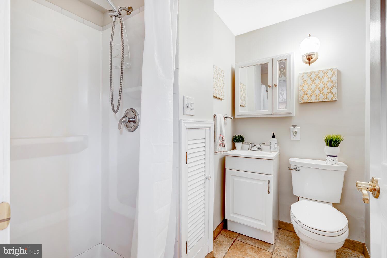 MANOR LAKE - Residential