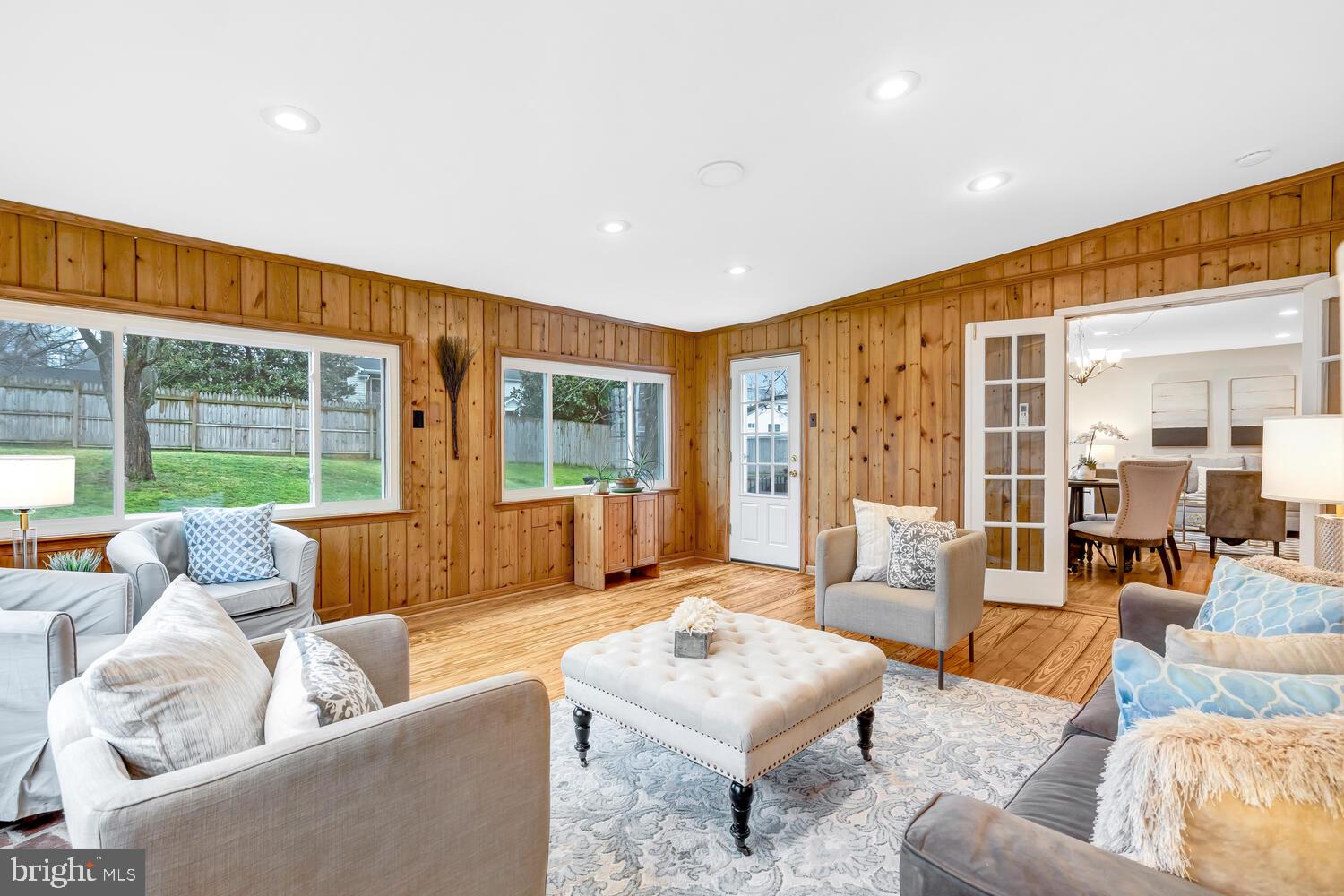 MANOR LAKE - Residential