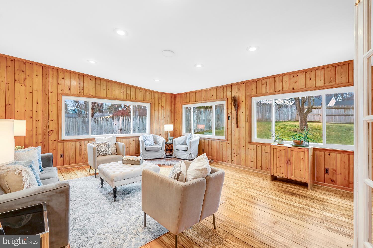 MANOR LAKE - Residential