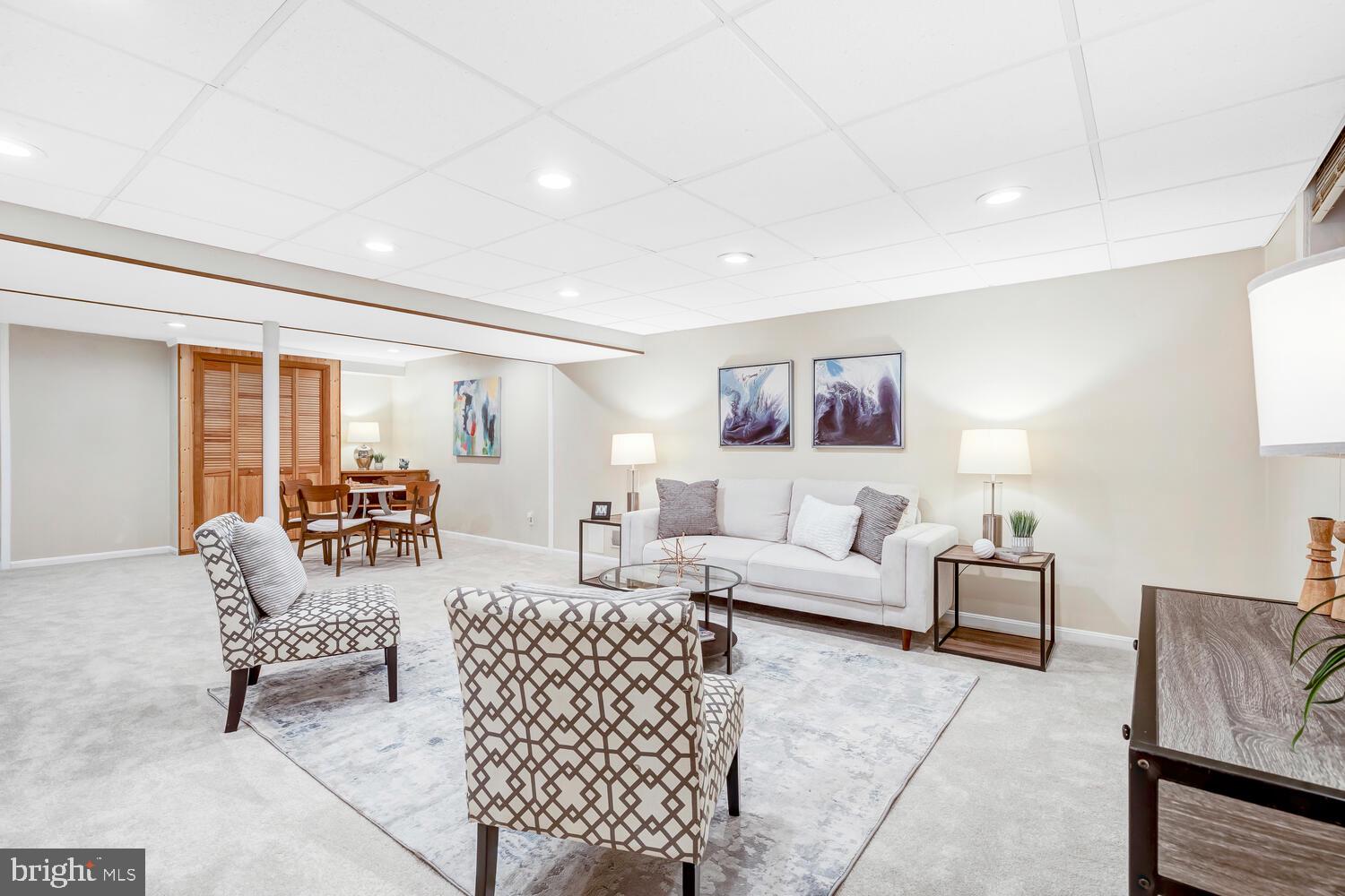 MANOR LAKE - Residential