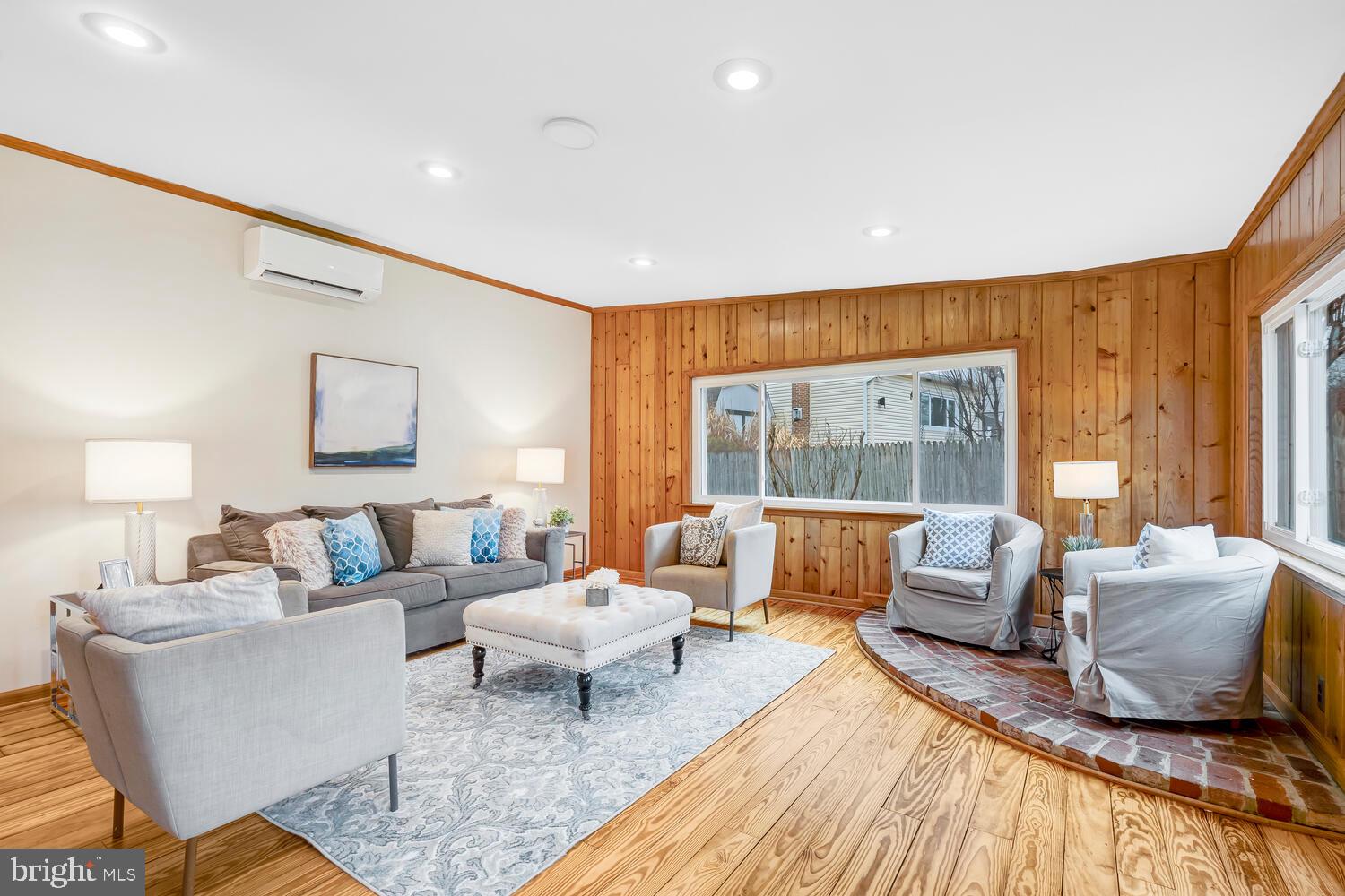 MANOR LAKE - Residential