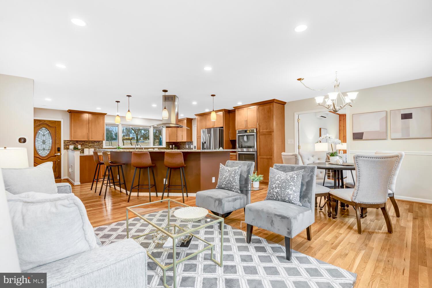 MANOR LAKE - Residential