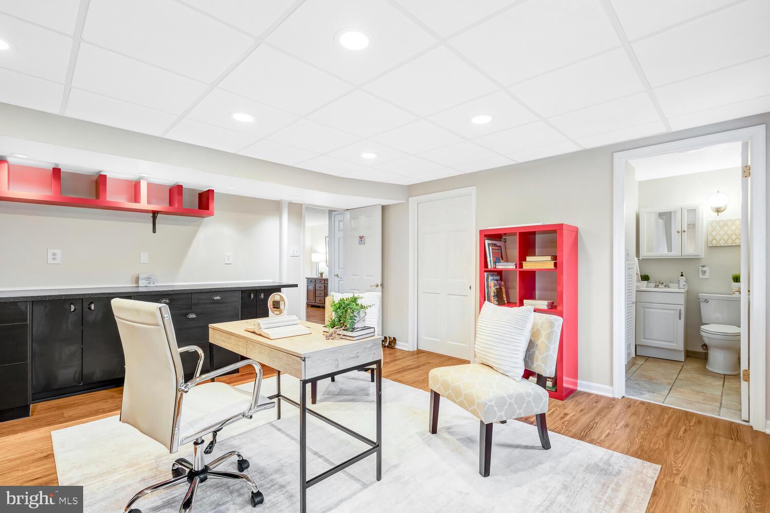 MANOR LAKE - Residential