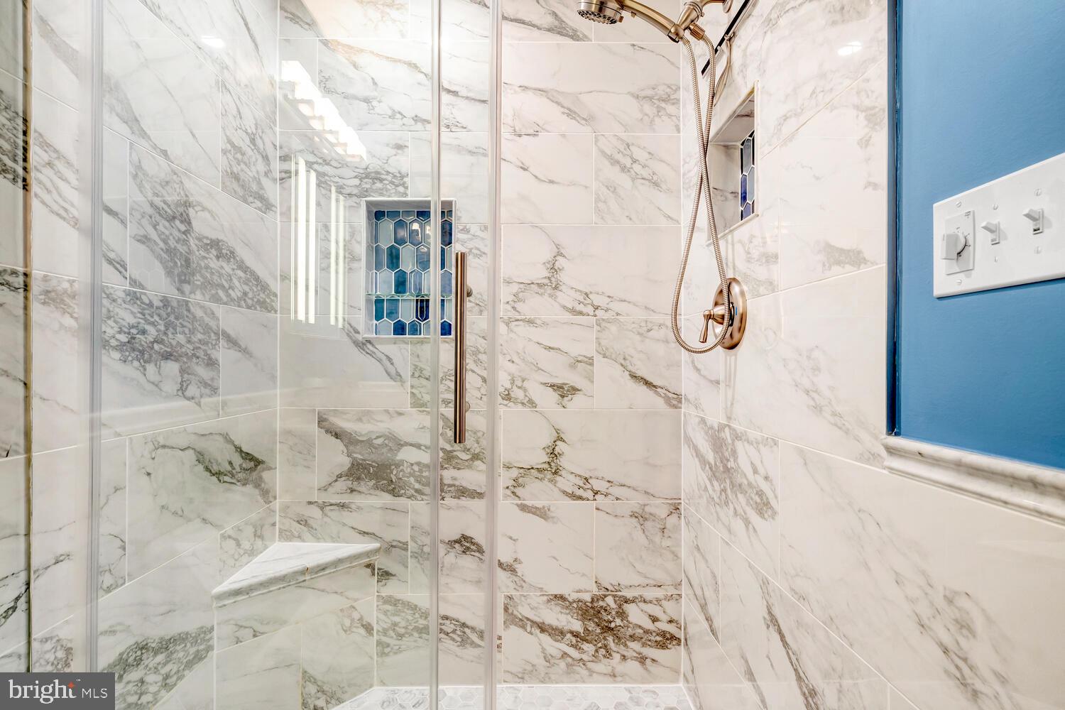 MANOR LAKE - Residential