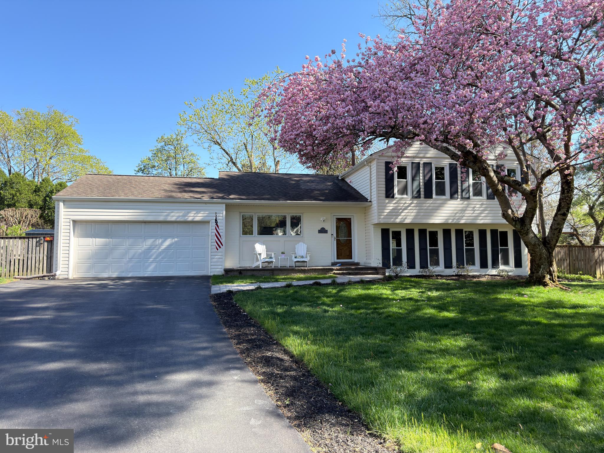 MANOR LAKE - Residential