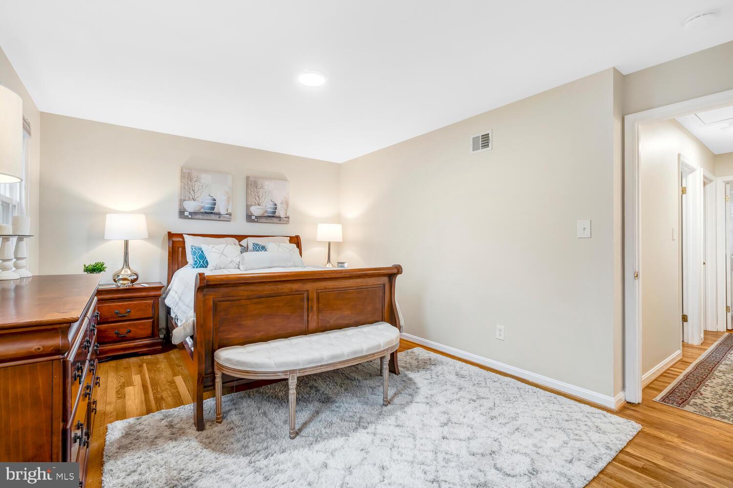 MANOR LAKE - Residential