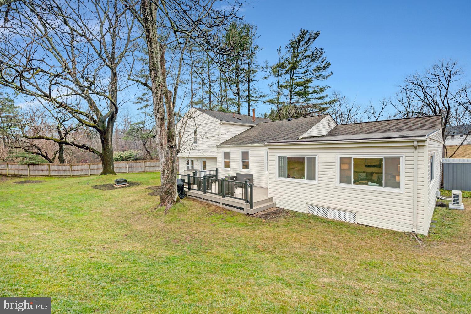 MANOR LAKE - Residential