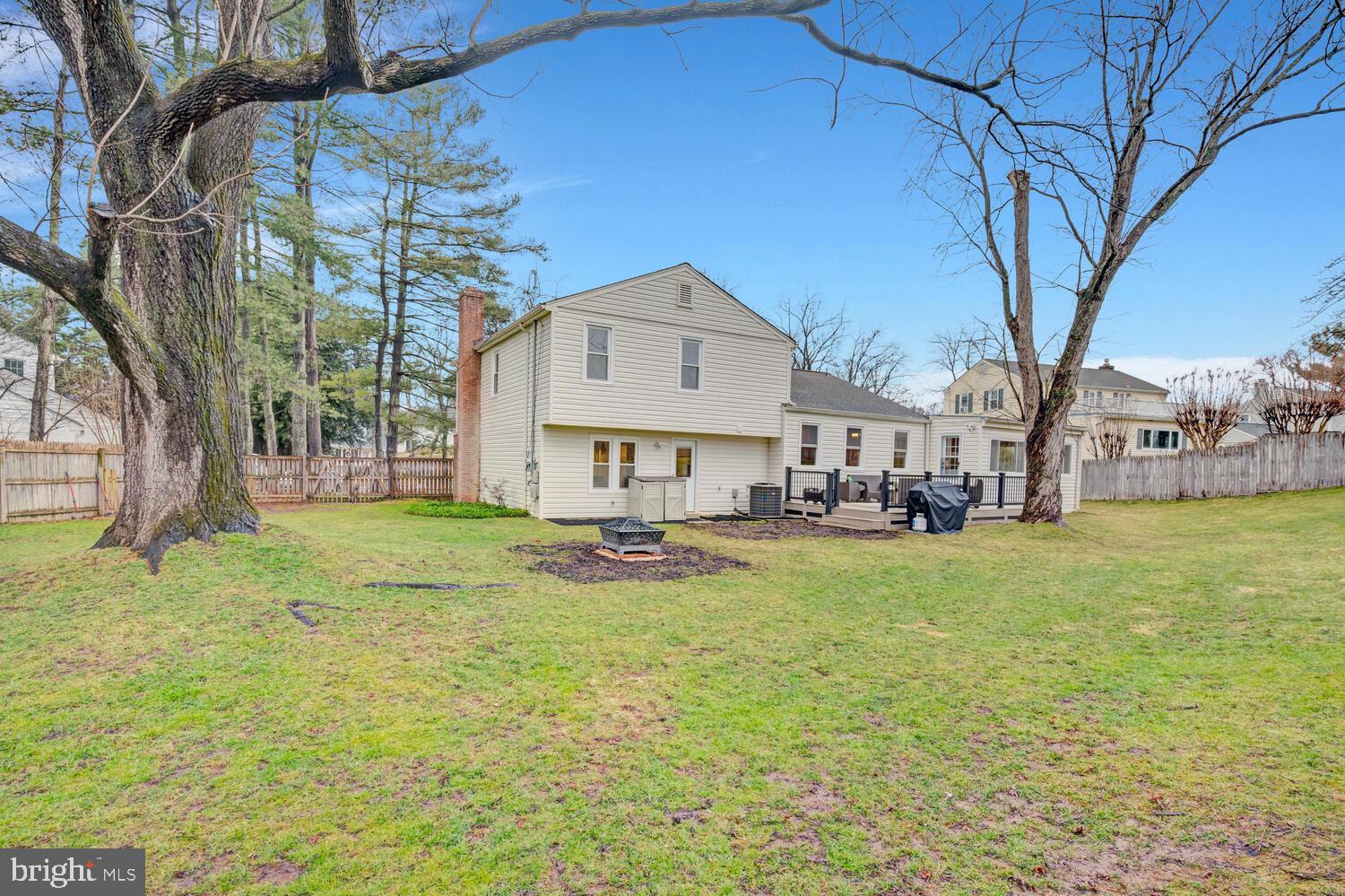 MANOR LAKE - Residential