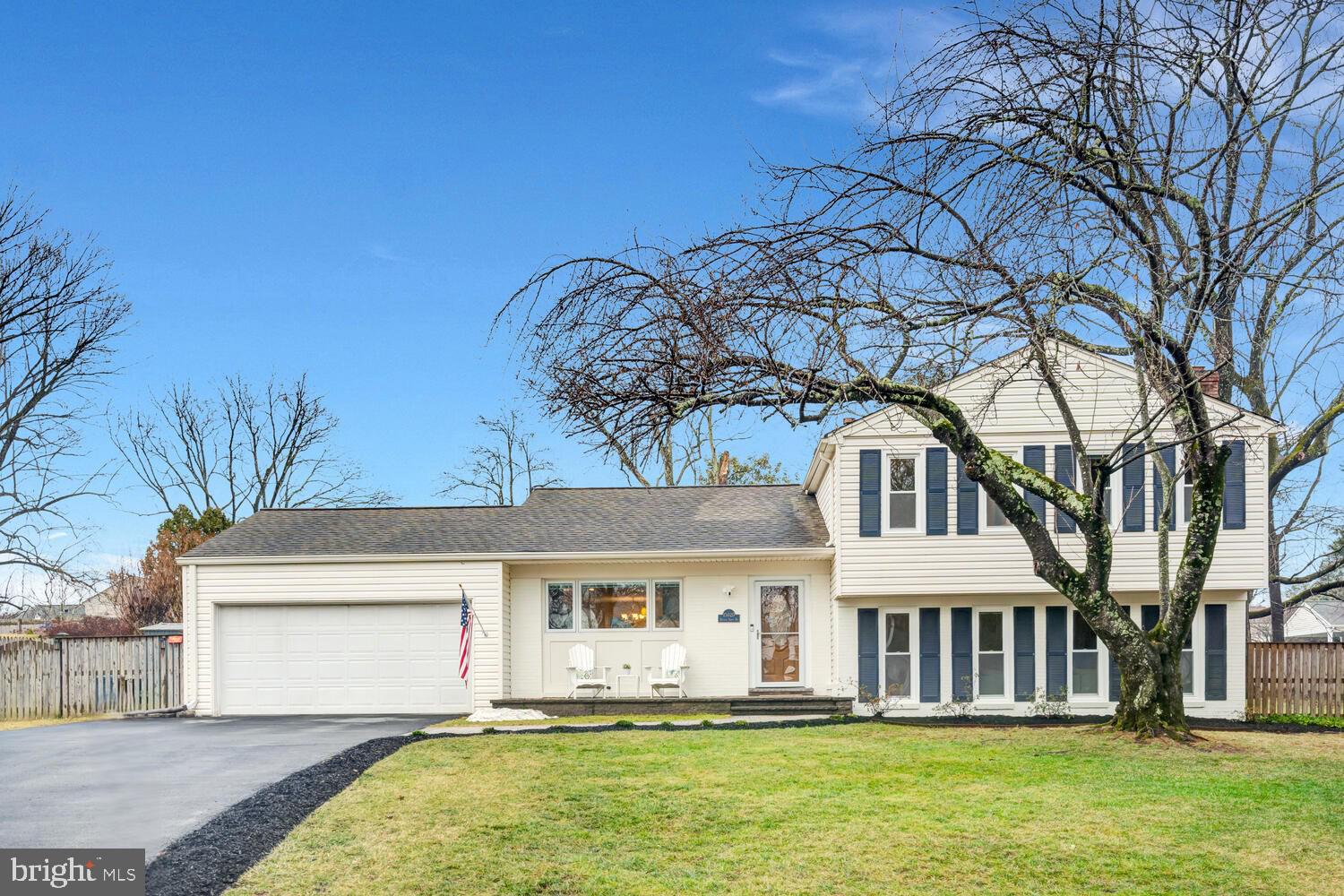 MANOR LAKE - Residential