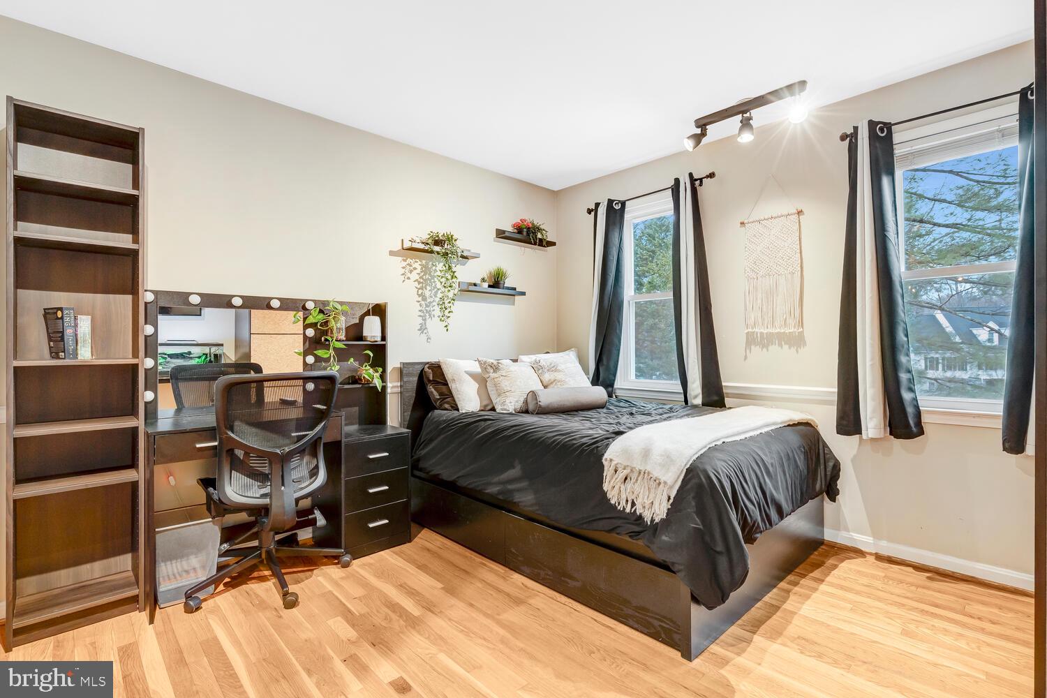 MANOR LAKE - Residential