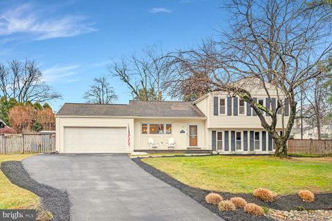 Photo of 15020 Rocking Spring Drive, ROCKVILLE, MD 20853 (MLS # MDMC2219272)