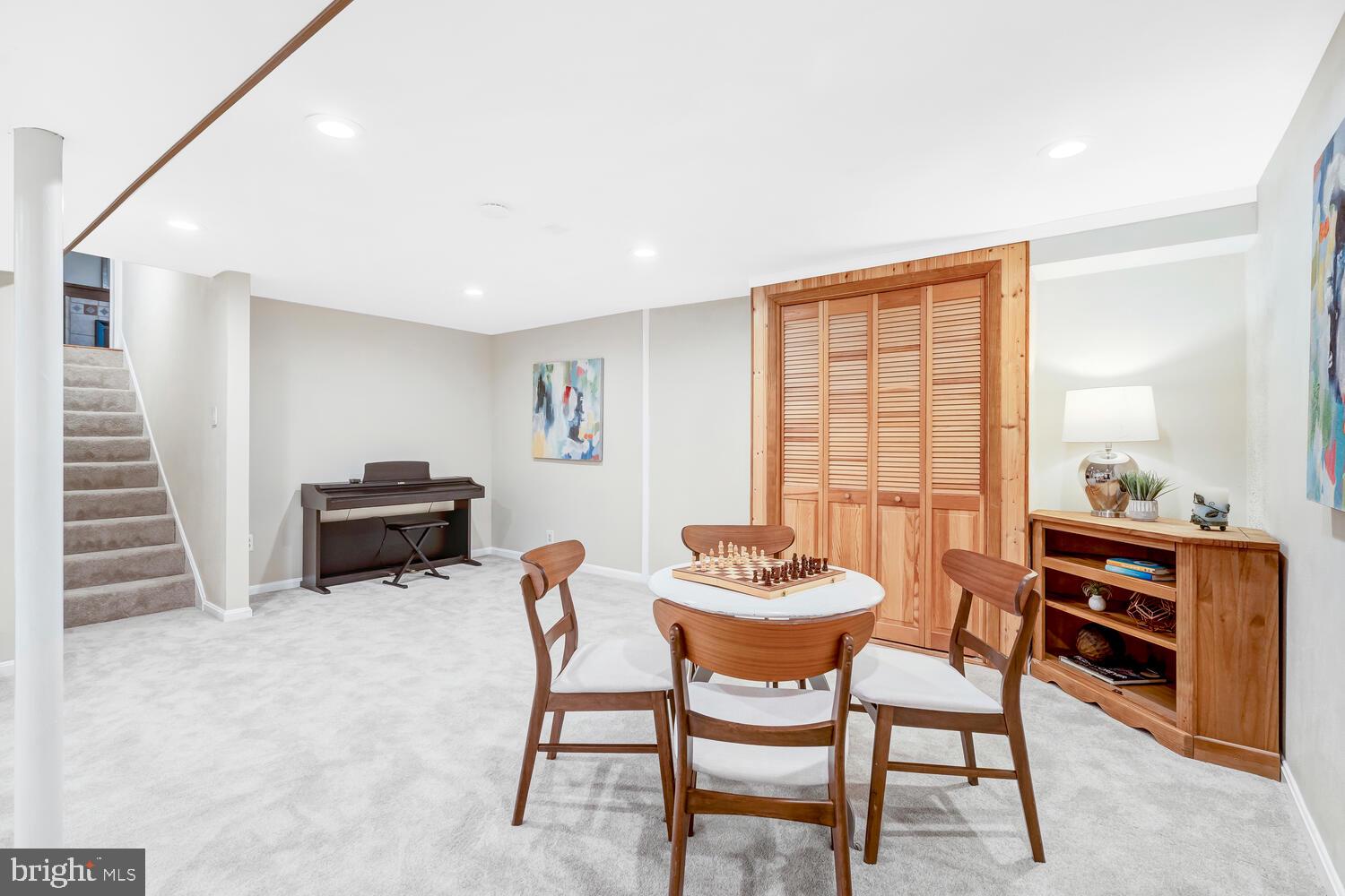 MANOR LAKE - Residential