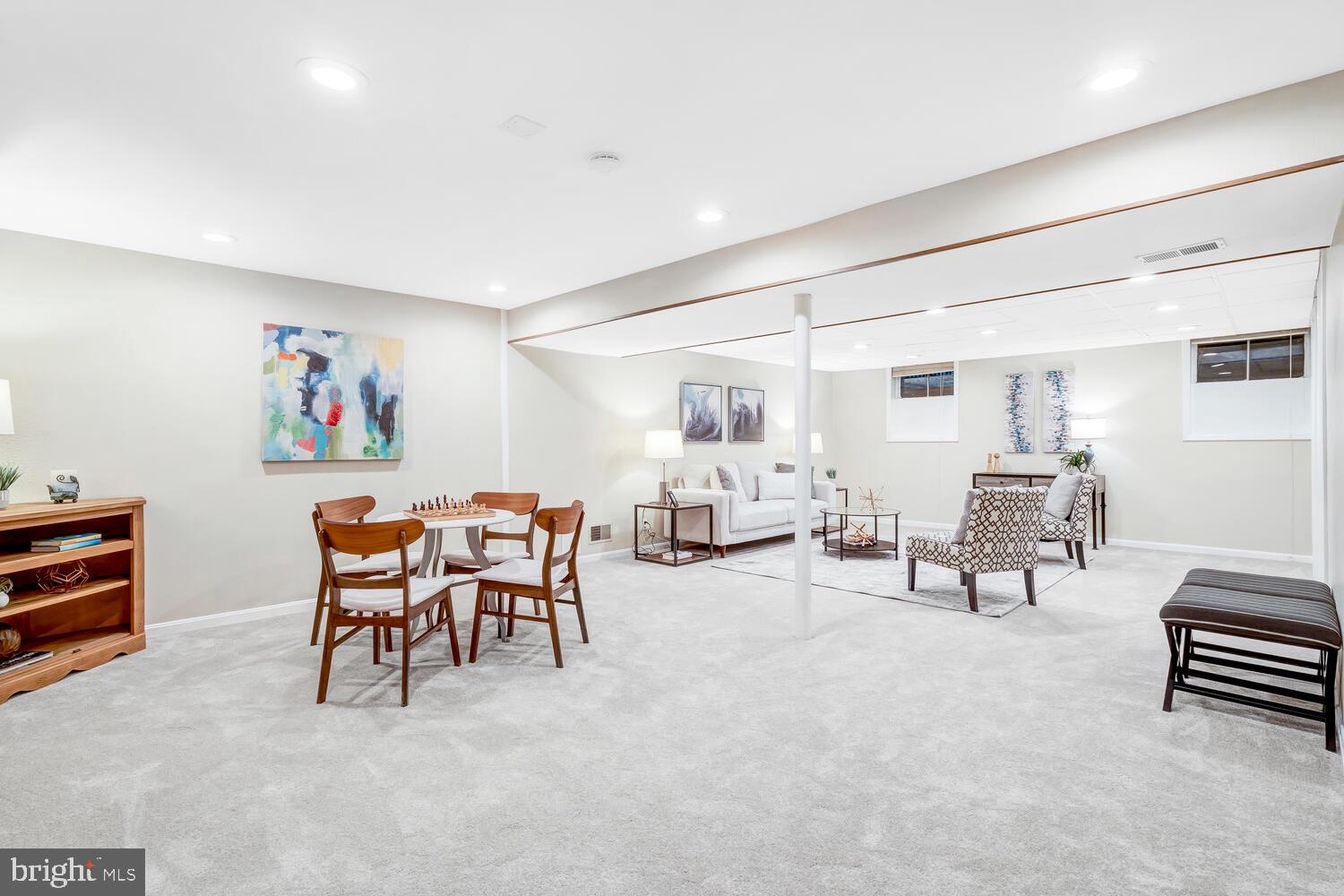 MANOR LAKE - Residential